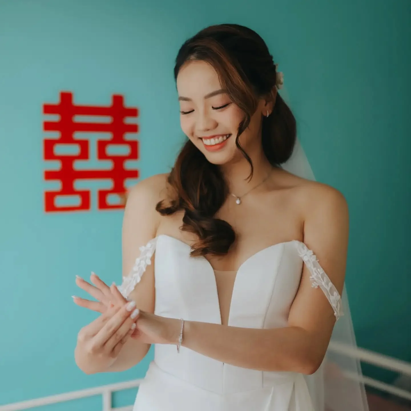 Featuring Bride @_wenxinnnnn getting ready process 👰🏻&zwj;♀️ 

Being an MUA means so much more than makeup to me &mdash; it&rsquo;s the connection, the laughter, and the stories shared with every bride while they get ready. 

Photos by @rebecca_bri