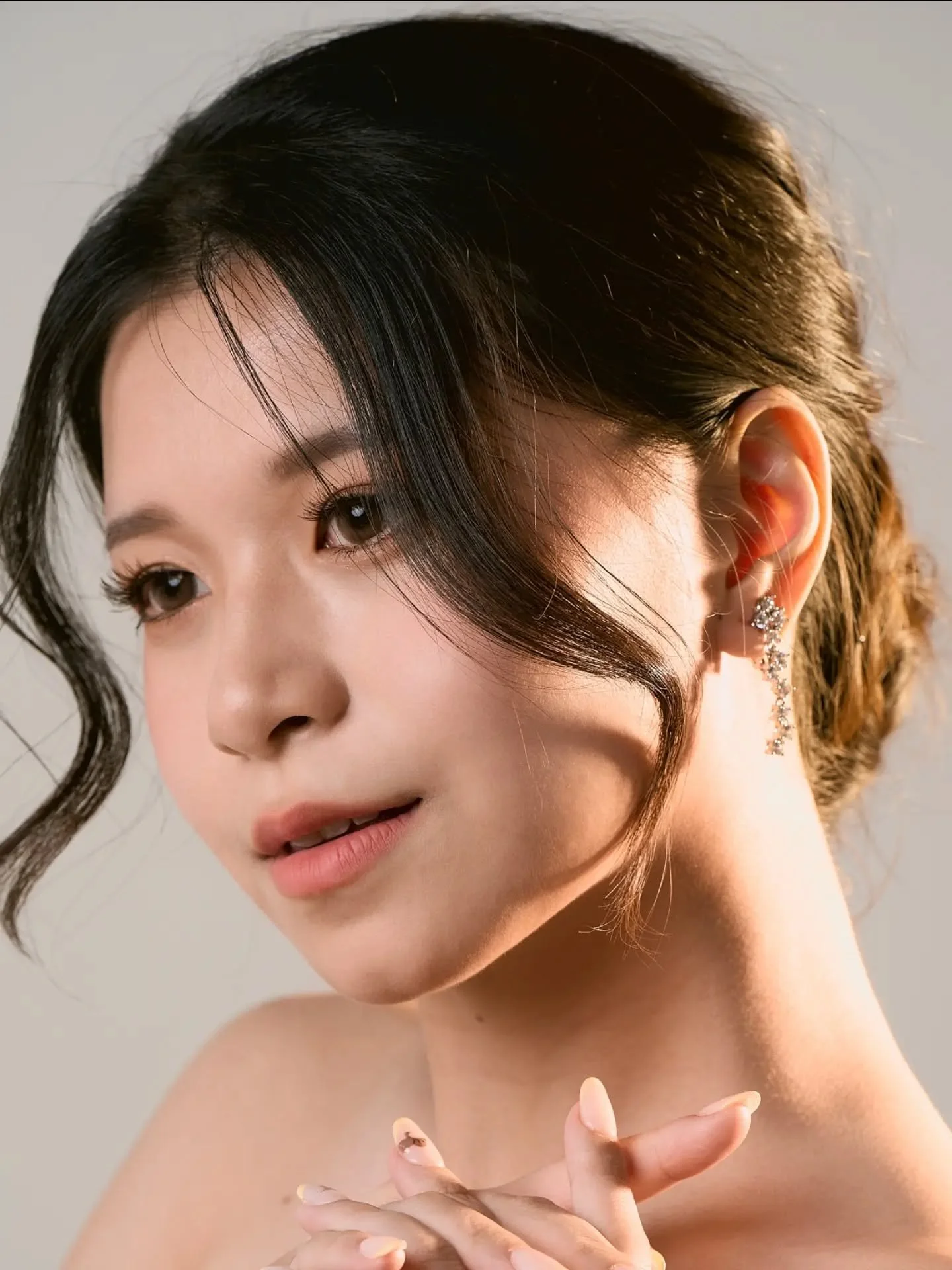 Soft glam, warm tone glow, and timeless bridal elegance ✨

📸 @naheuy 
👩🏻 @musebymaggy
💄@zoamakeup 

#makeupartist #singaporebrides #zoamakeup #bridalmakeup #sgmua