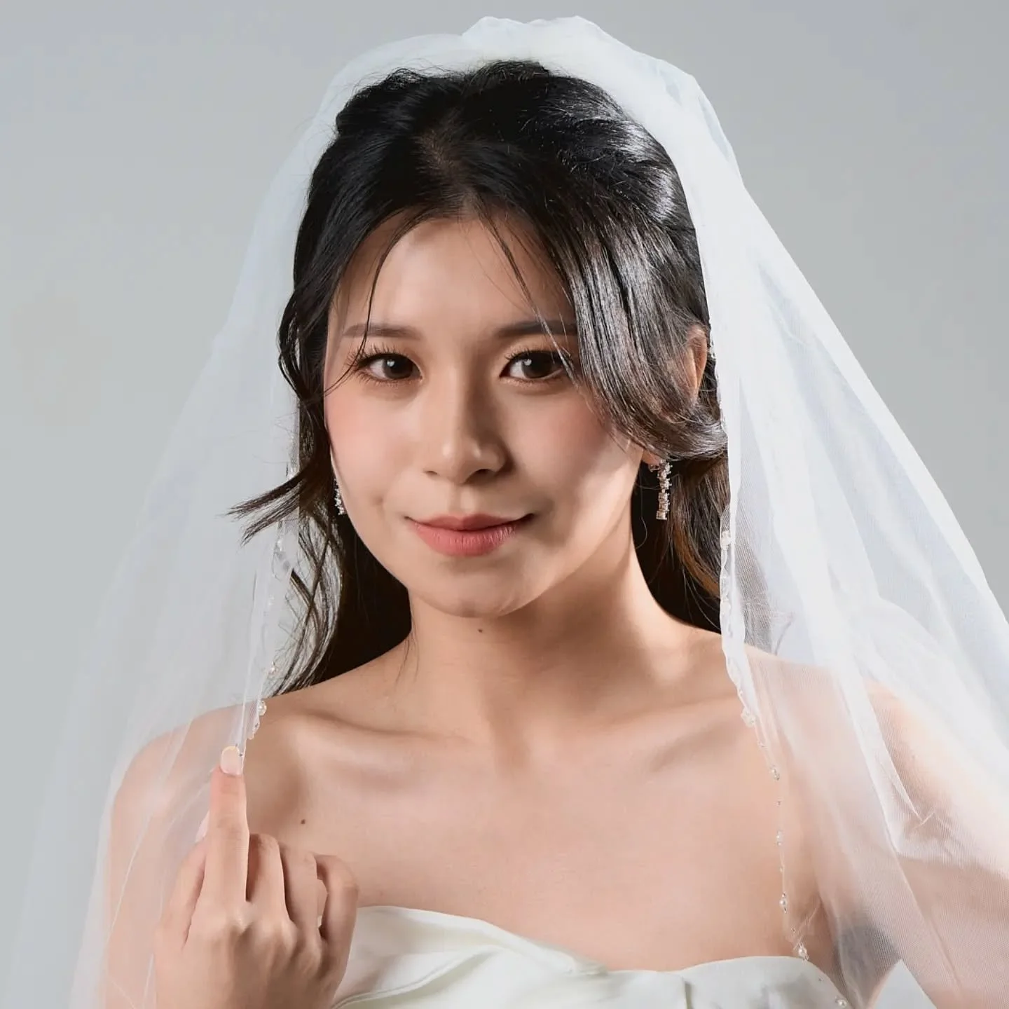 Soft glam, luminous skin, and timeless bridal beauty &mdash; crafted to look elegant from every angle 👰🏻&zwj;♀️

📸 @naheuy
👩🏻 @musebymaggy
💄@zoamakeup

#makeupartist #singaporebrides #zoamakeup #bridalmakeup #sgmua