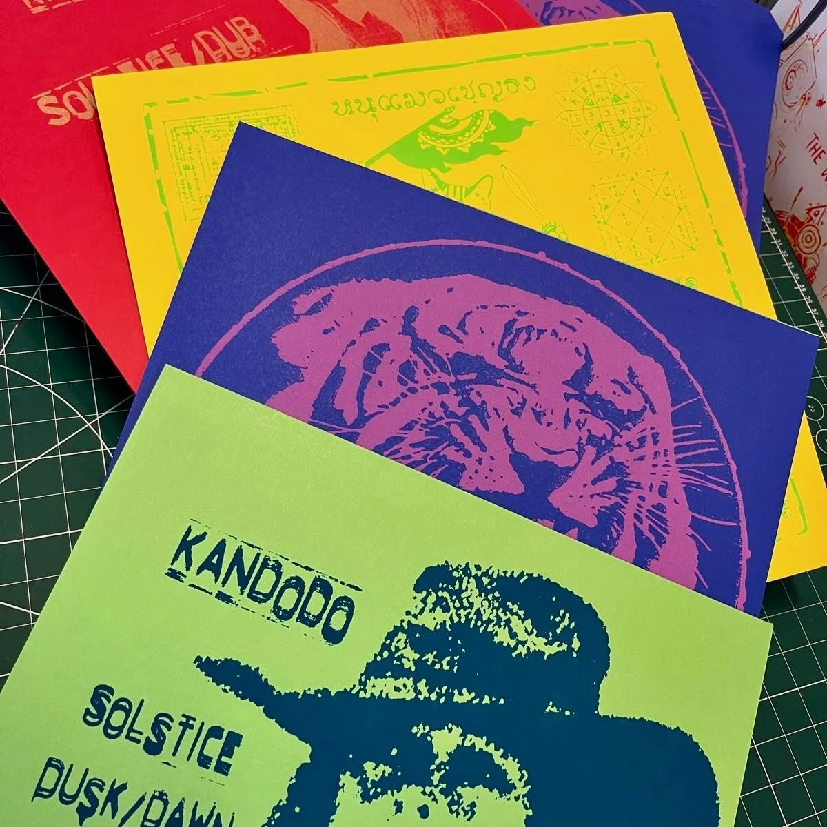 Bespoke vinyl sleeves for KANDODO @laud_hyena / @cardinalfuzz @feedingtuberecords_rozztoxart 

Really cool one this! Two editions. 300 of each. Two different card colours per side with a bespoke diecut made. Screen printed and hand-assembled. Absolut