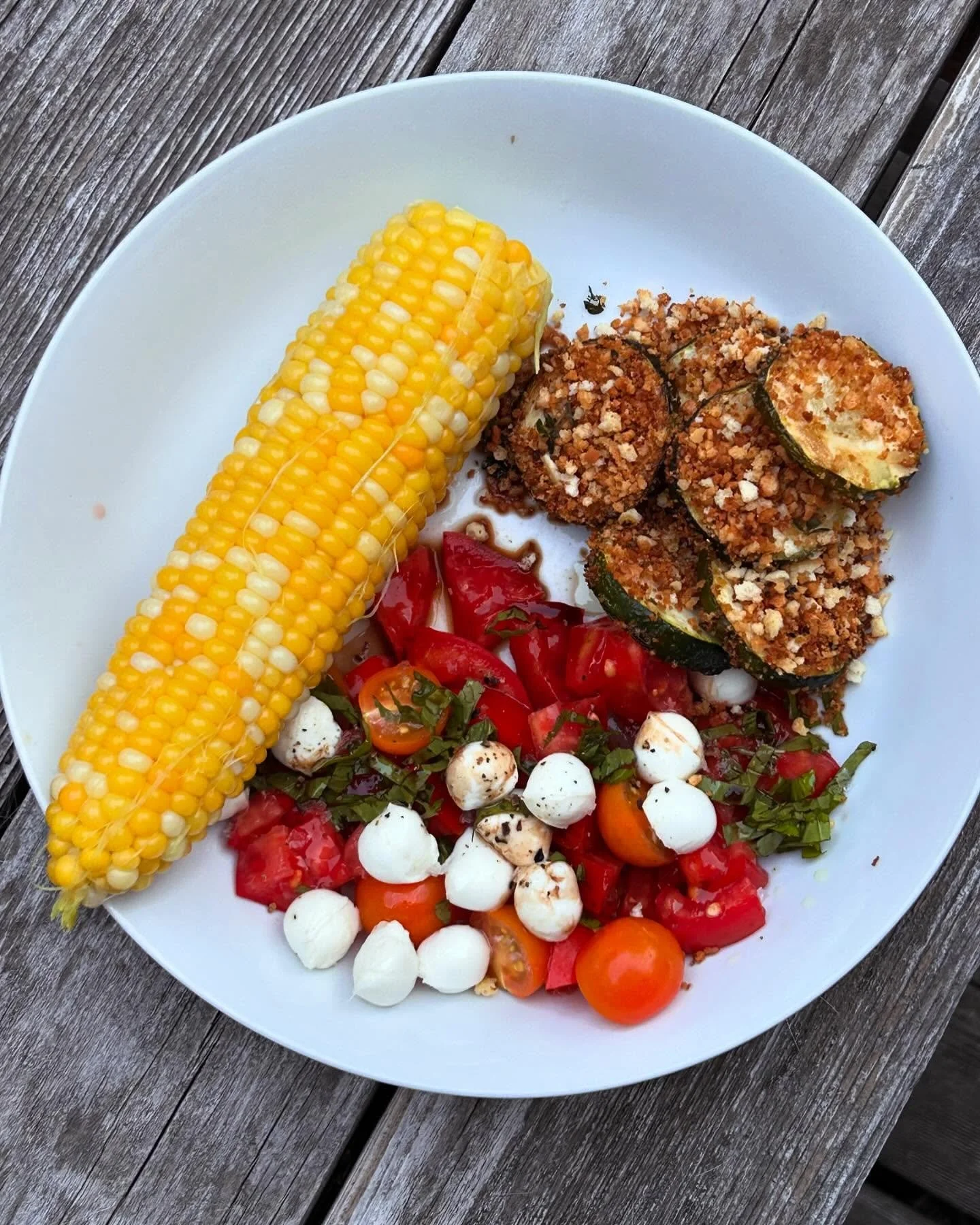 We sat down to dinner on Monday and each had a bowl of &lsquo;summer 26&rsquo;!
Get out there, support your local farmers and enjoy the sweet harvest! 👩&zwj;🌾
Steamed corn, sauteed zuchini with panko and tomates/mozzeralla/mint😉
🍅🌽