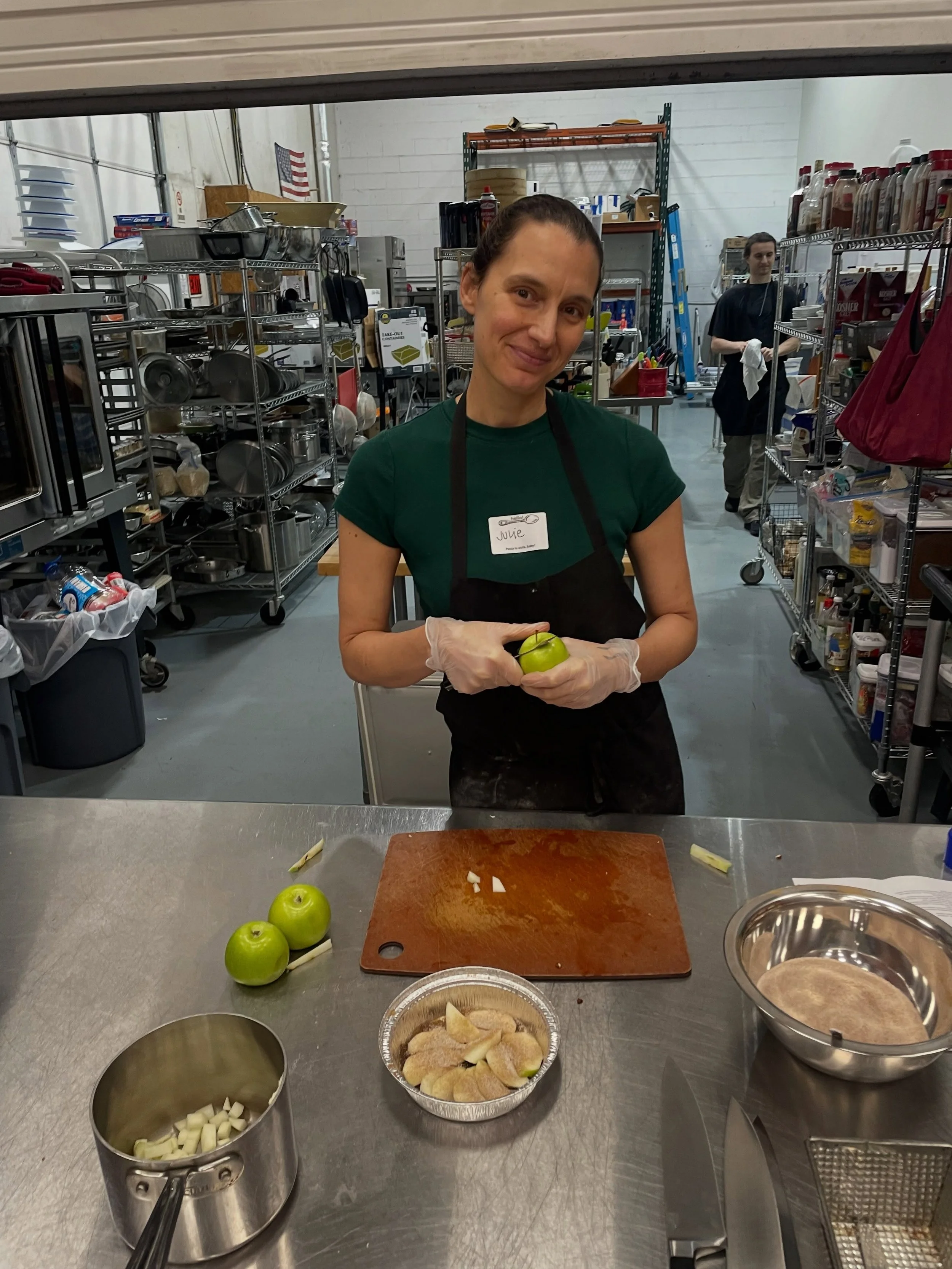 🍎🍏 Apple Harvest Baking!
✔️Lots of apples 
✔️Lots of smiles 
✔️Lots of friends 
And yes, lots more baking classes on the calendar! See the full lineup on our website, link in bio &hearts;️😃

#albanyny #cookingclass #apple #518 #fallbaking
