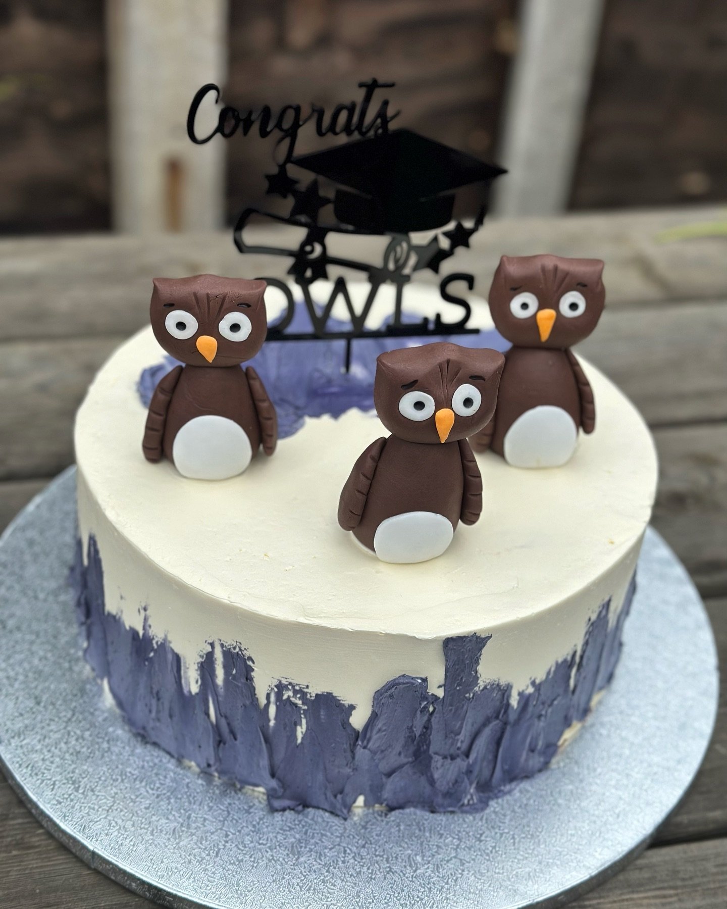 I&rsquo;ve certainly eaten plenty of Jayanne @cakegirllondon cake but this was the first cake I&rsquo;ve asked her to make personally. We wanted to have an owls themed purple cake for our eldest&rsquo;s graduation party and she totally smashed it 💪?