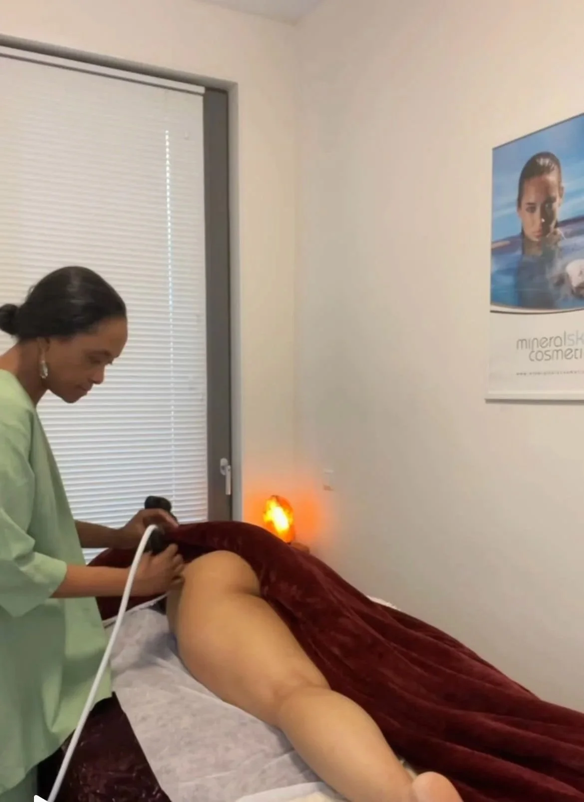 Gezichts- en wellnessbehandeling door schoonheidsspecialiste bij Shemaiah Beauty & Wellness in Amstelveen