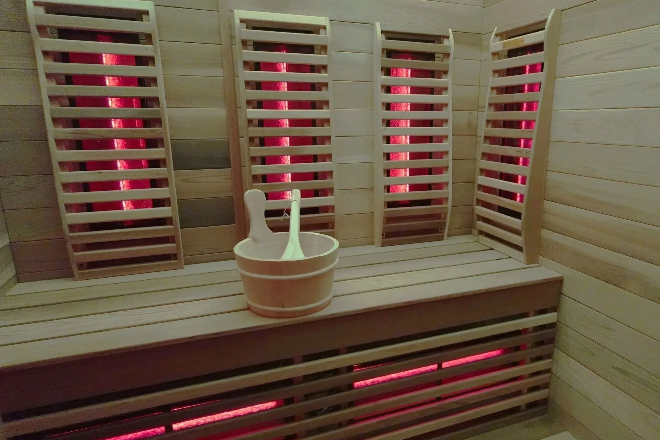 Finse sauna met een stoombad en een emmertje met twee handvaten  bij Shemaiah Beauty & Wellness in Amstelveen