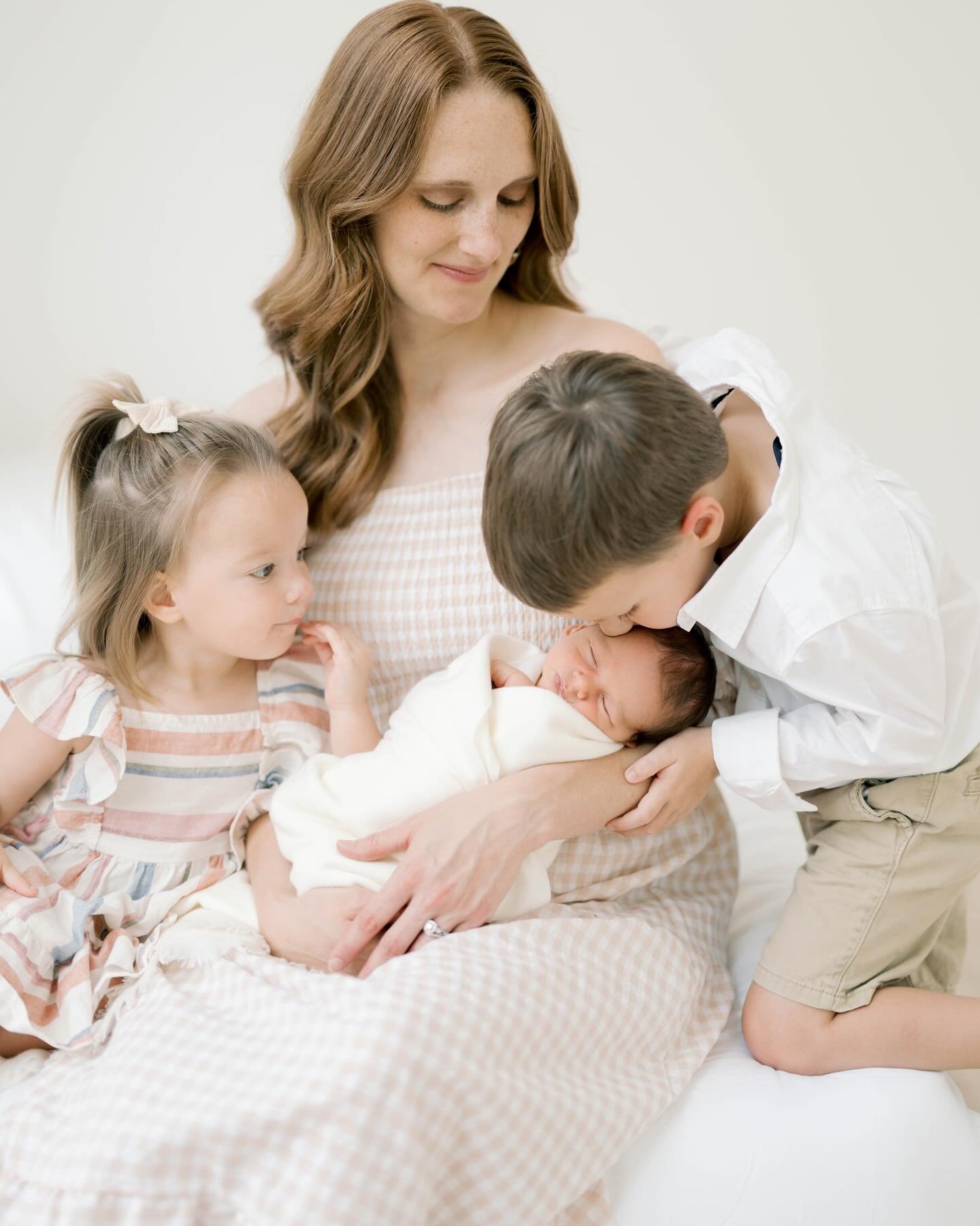 Motherhood- simply beautiful. 
I can&rsquo;t wait to share more of this sweet family. 🤍
@candacerheaphotography 
#motherhood #newbornphotography #maternityphotography #fineartphotography #schulenburgtexas #houstontexasphotographer #austintexasphotog
