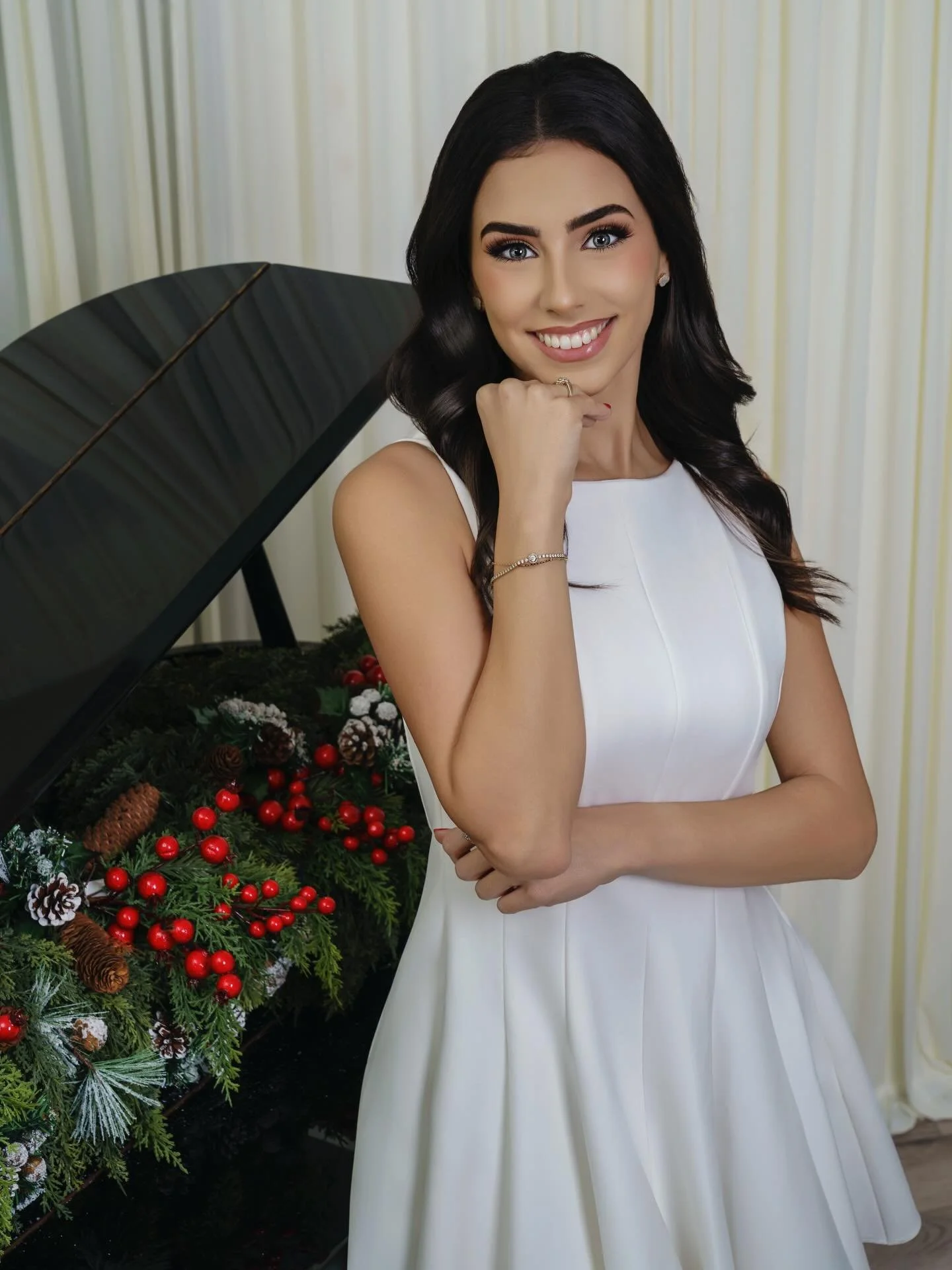 Sparkle like you mean it! ✨
.
.
.
✔️Christmas Photo Sessions Now Available!

✔️Professional, HD Quality Glam 
For All Photo Packages💄
@glamorous.looks.studio 

✔️TxT To Book 📲 813-426-2229
.
.
.
#TampaPhotography #TampaPhotographer #TampaPhotoshoot