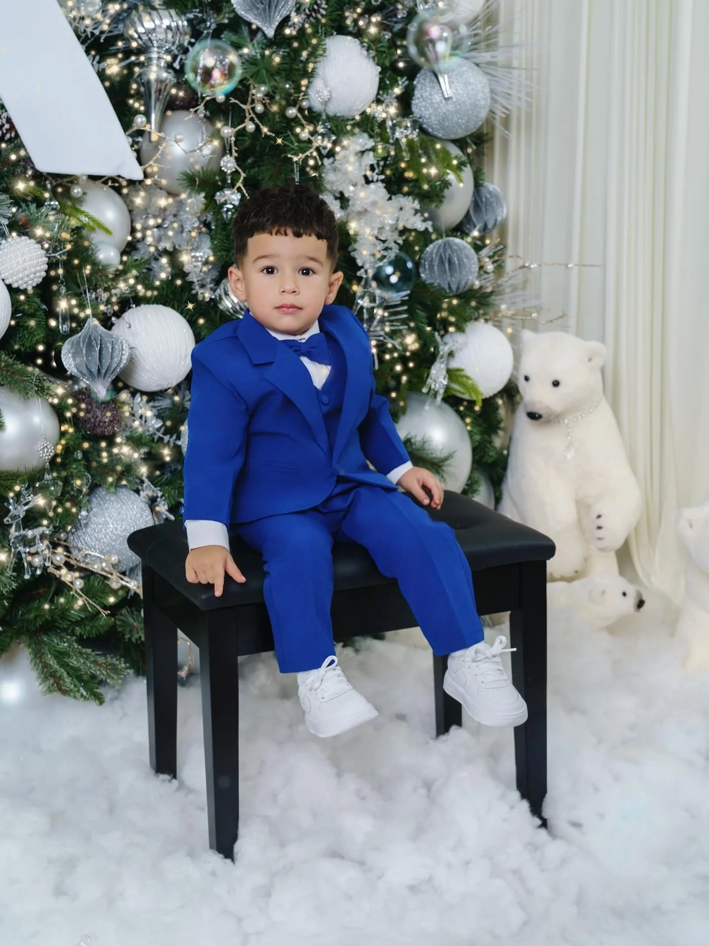 Holiday Magic 💙✨🐻&zwj;❄️
.
.
.
✔️Christmas Photo Sessions Now Available!

✔️Professional, HD Quality Glam 
For All Photo Packages💄
@glamorous.looks.studio 

✔️TxT To Book 📲 813-426-2229
.
.
.
#TampaPhotography #TampaPhotographer #TampaPhotoshoot
