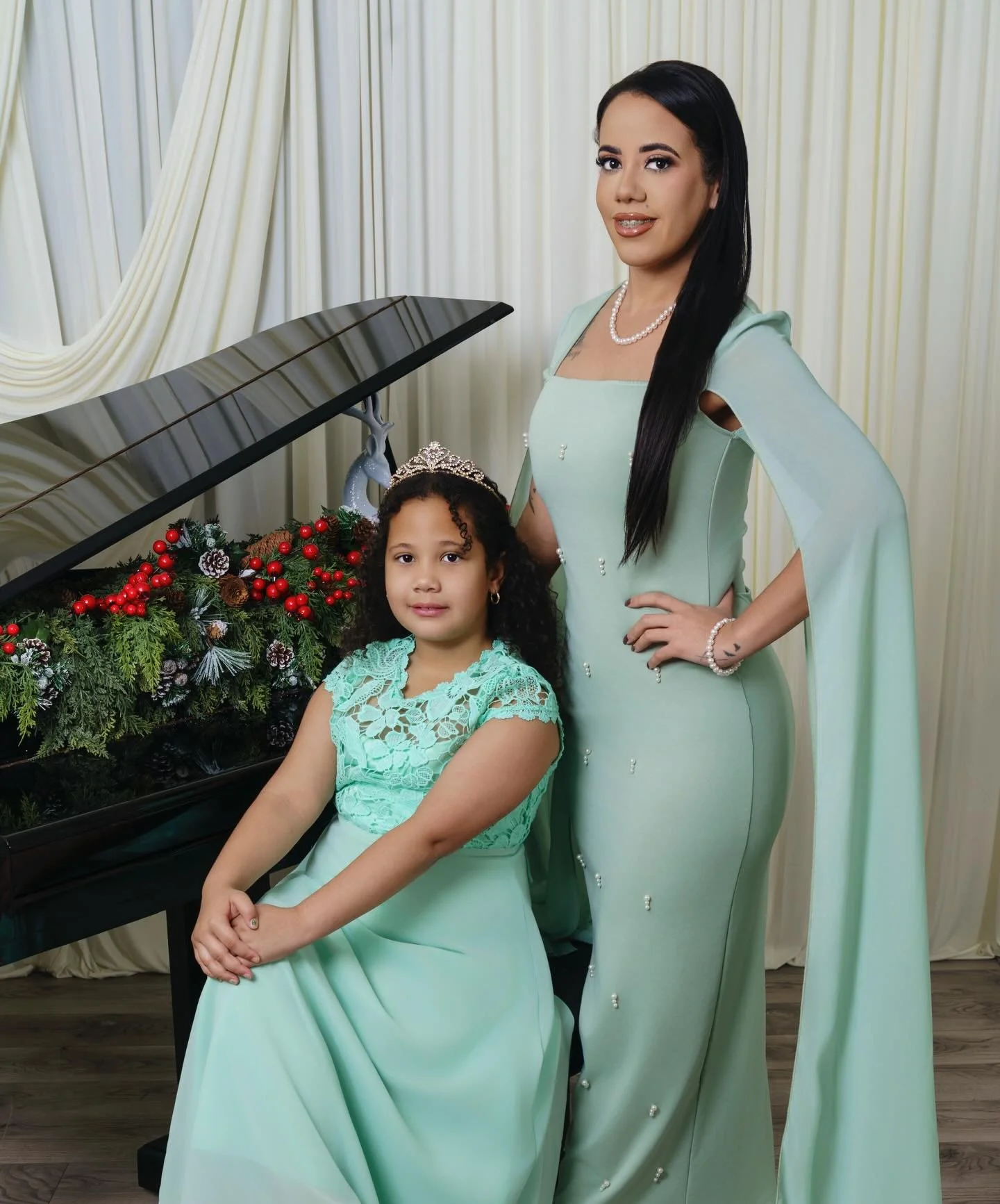 Mistletoe Toe Kisses 🎄✨
.
.
.
✔️Christmas Photo Sessions Now Available!

✔️Professional, HD Quality Glam 
For All Photo Packages💄
@glamorous.looks.studio 

✔️TxT To Book 📲 813-426-2229
.
.
.
#TampaPhotography #TampaPhotographer #TampaPhotoshoot
#T