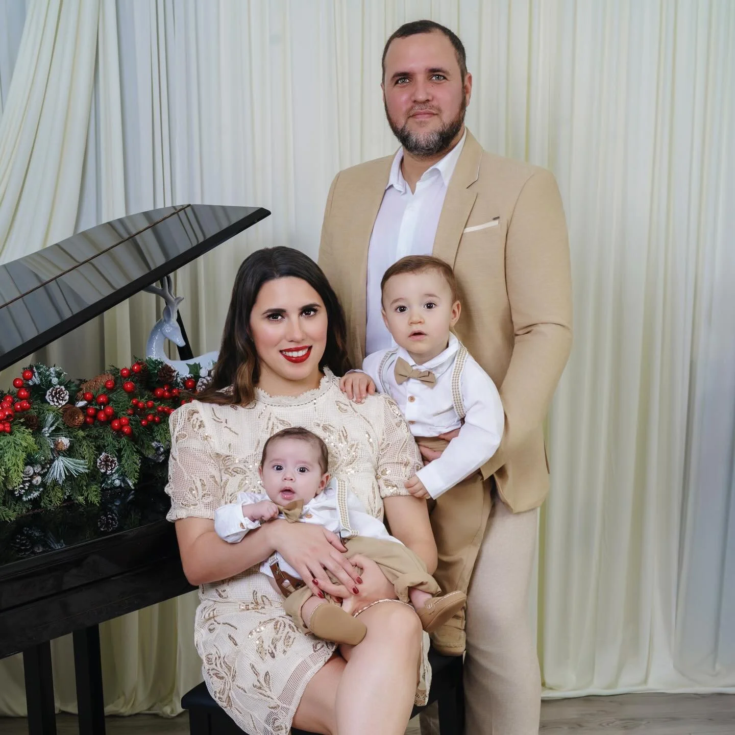 &hearts;️✨ Ho Ho Ho!
.
.
.
✔️Christmas Photo Sessions Now Available!

✔️Professional, HD Quality Glam 
For All Photo Packages💄
@glamorous.looks.studio 

✔️TxT To Book 📲 813-426-2229
.
.
.
#TampaPhotography #TampaPhotographer #TampaPhotoshoot
#Tampa