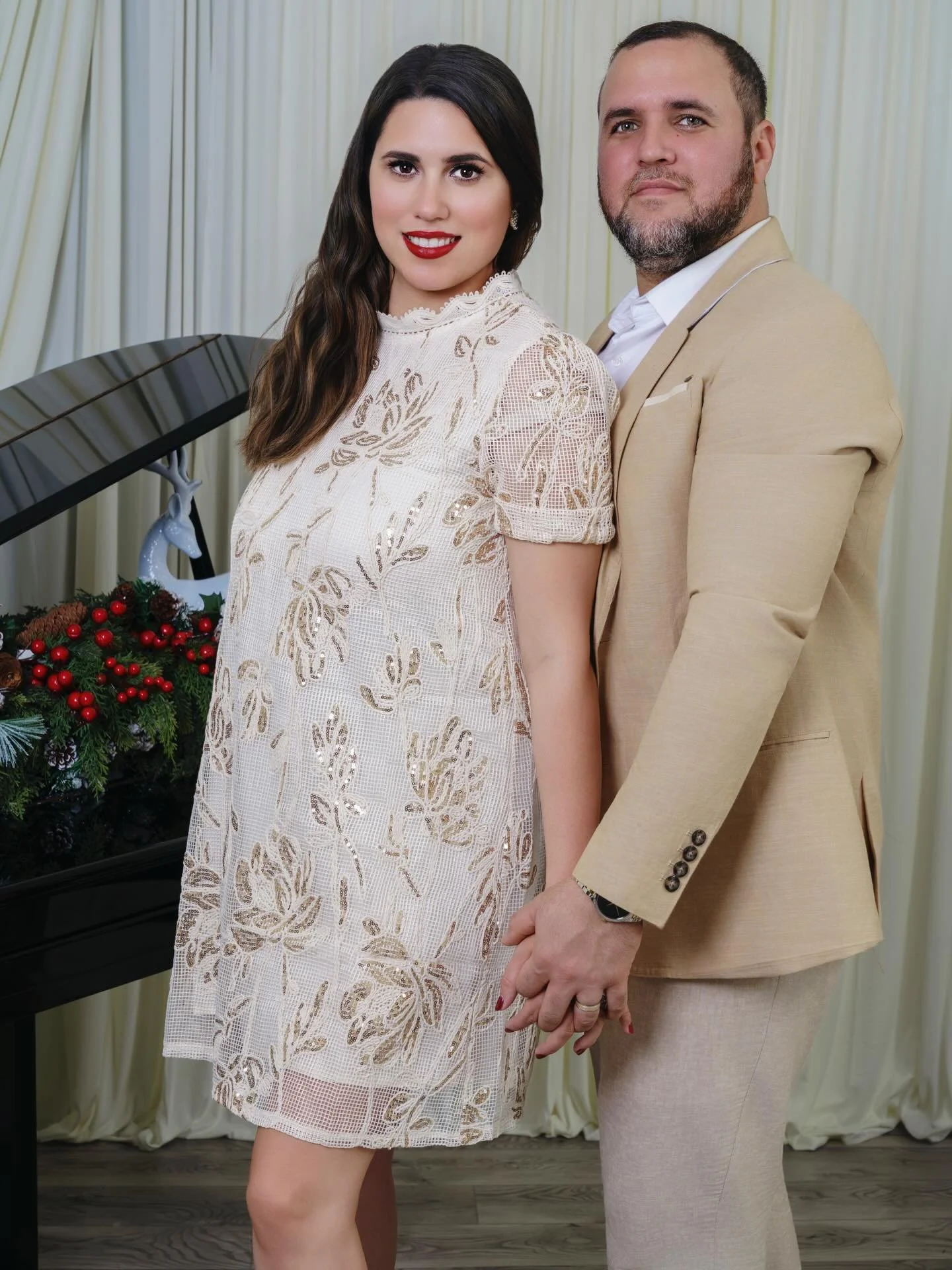 Mistletoe Kisses 🌲💋✨
.
.
.
✔️Christmas Photo Sessions Now Available!

✔️Professional, HD Quality Glam 
For All Photo Packages💄
@glamorous.looks.studio 

✔️TxT To Book 📲 813-426-2229
.
.
.
#TampaPhotography #TampaPhotographer #TampaPhotoshoot
#Tam