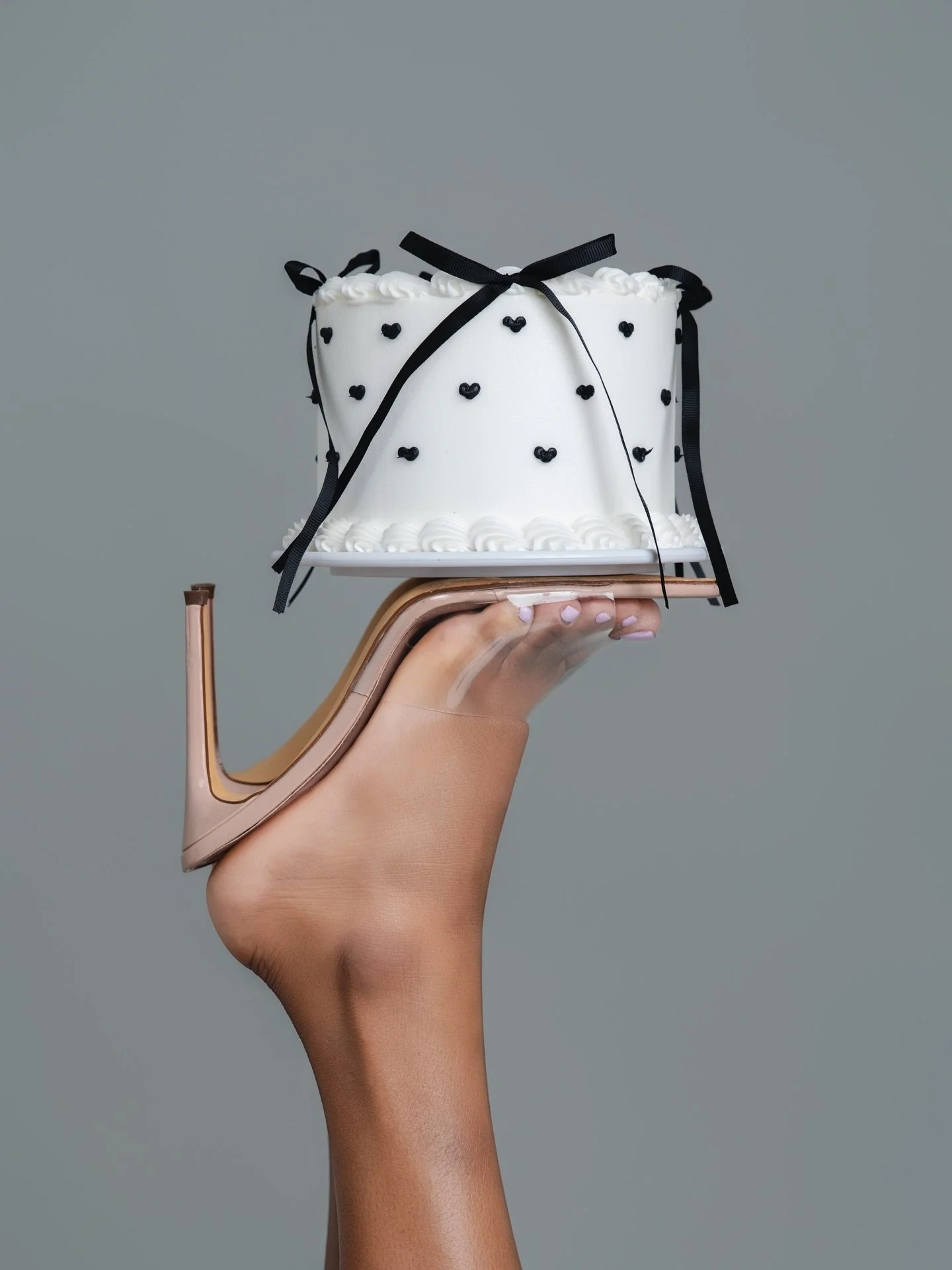 Serving Cake, Attitude Included 👠🖤
.
.
.
Professional Makeup and Photography 📸
 💋💄 HD Quality Glam Included
Book Today! Hablamos Espa&ntilde;ol 📩

📞813-426-2229📞
.
.
.
#tampaphotographer #birthdayphotography 
#tampa #thingstodointampa 
#tampa