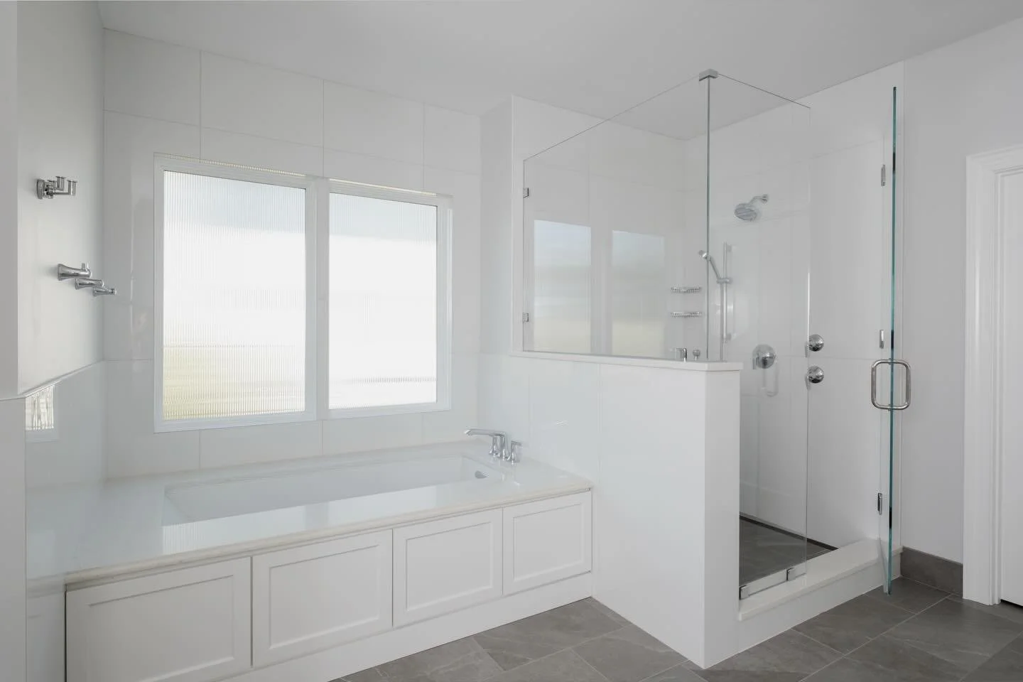 Swipe to see the before of this primary tub makeover!