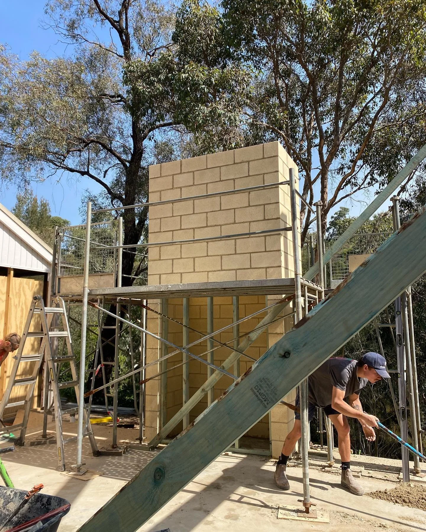 Progress Shot
200 series fireplace under construction at our Newtown project.
@jameson4264 leading our crew and working in well with us the chippies for our first job together.

Builder - @walker_construction_co