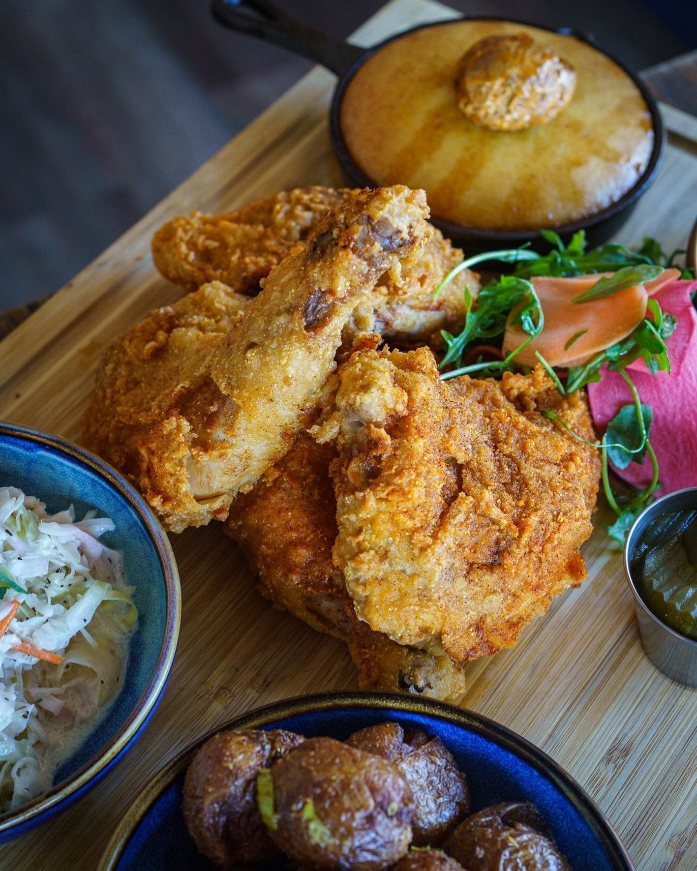 Did you say fried chicken? @freebirdsquamish has you covered 🍗 their platters are served family style with cajun potatoes, baked beans, slaw, corn bread with creole butter and pickles on the side.