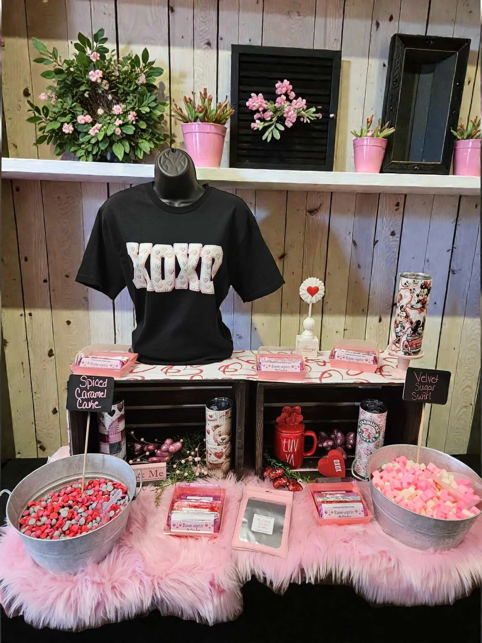 Farmhouse Creations boutique storefront at 316 W. Walton St. in Willard, Ohio, featuring handcrafted candles and wax melts.