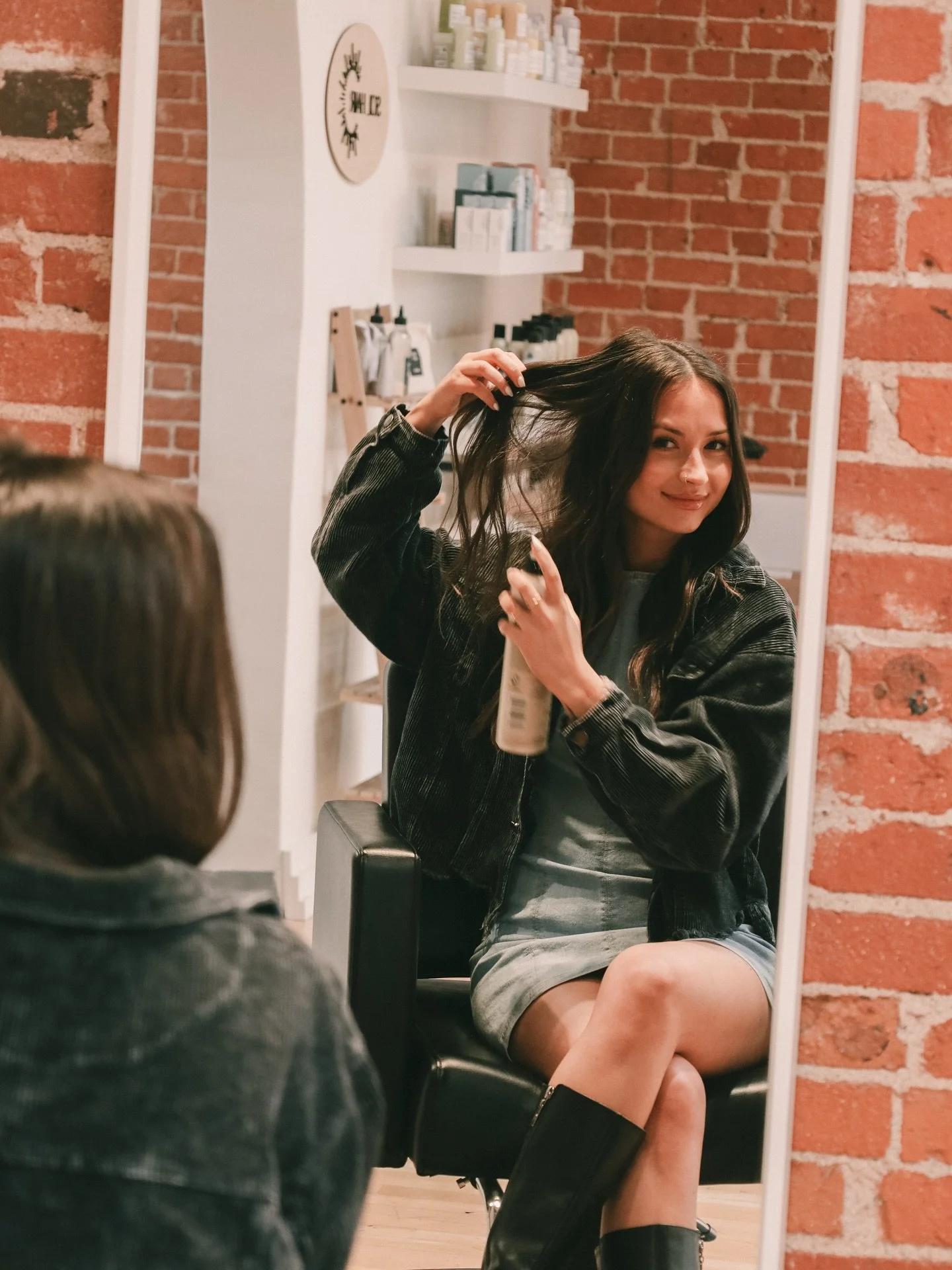 Kiana&rsquo;s books are now open✨
With extensive training in color and a warm, thoughtful presence, she brings both expertise and care to every appointment. Connect with her directly to reserve your appointment. Swipe to see some of her amazing work!