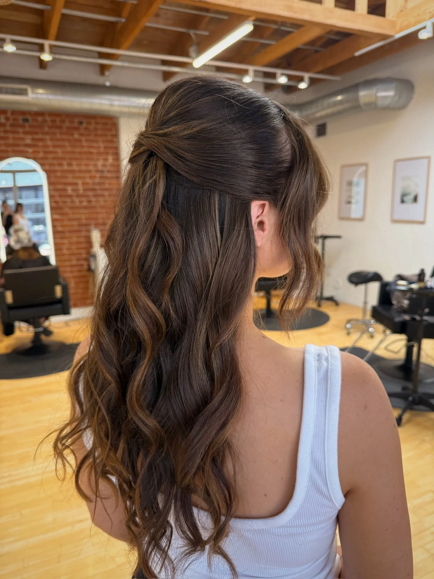 Half up style by @by.hailey 

Perfect for weddings, events, or just because ✨