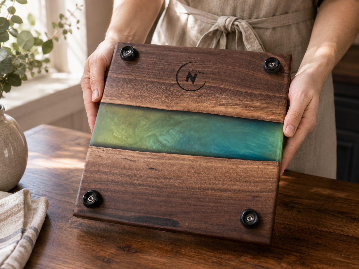 charcuterie board with 4 rubber feet.png