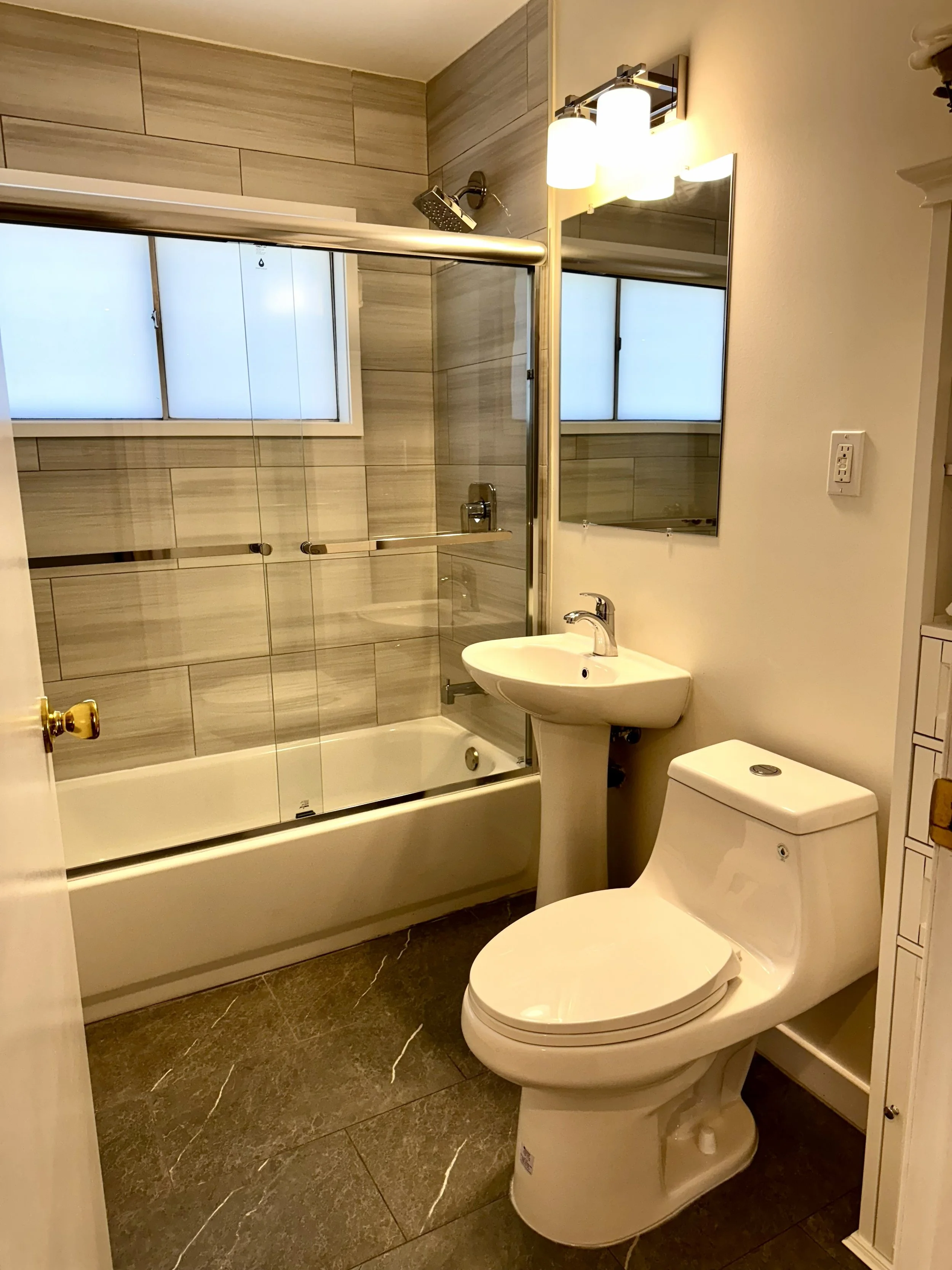 12 Elves Lane Bathroom Pic 1ab.jpeg