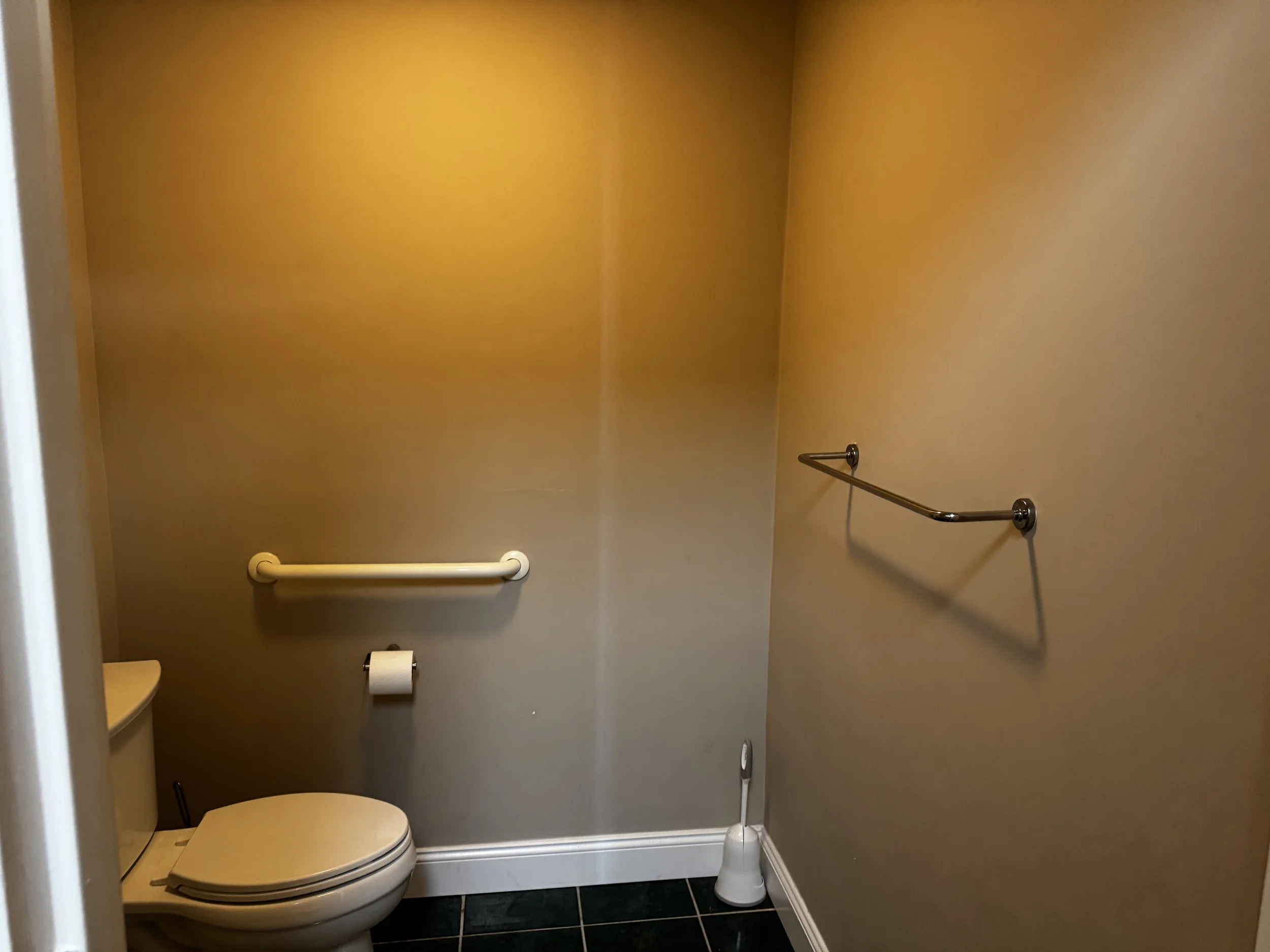 Bathroom Pic 1.jpg