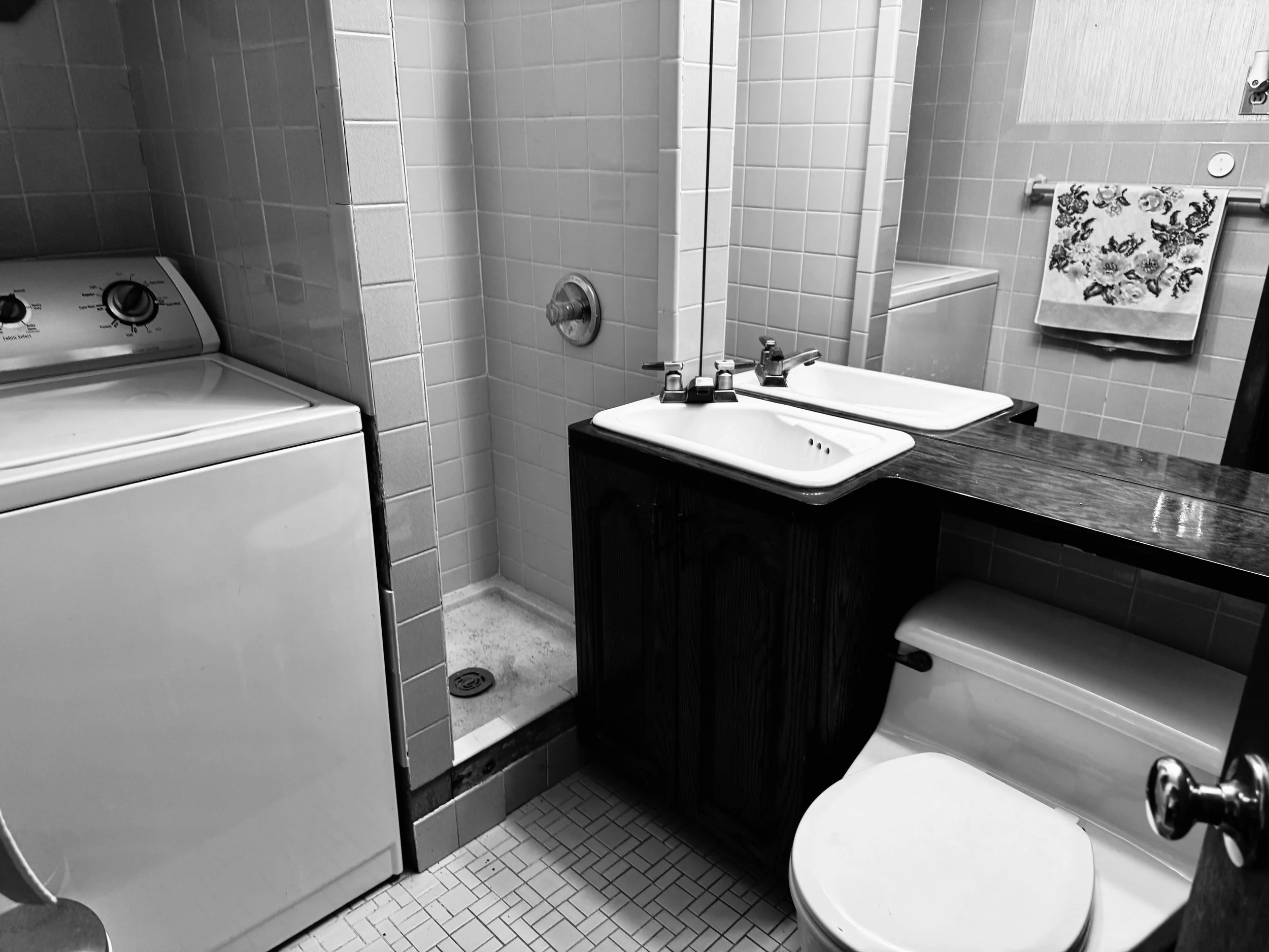 2nd Bathroom Pic 1.jpg