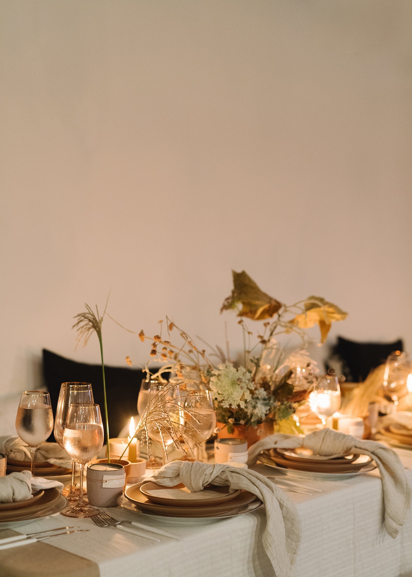 norman-and-blake-launch-gathering-los-angeles-candlelit-tablescape-gold-rimmed-blush-wine-glasses-dried-florals-linen-napkins-los-angeles.jpg