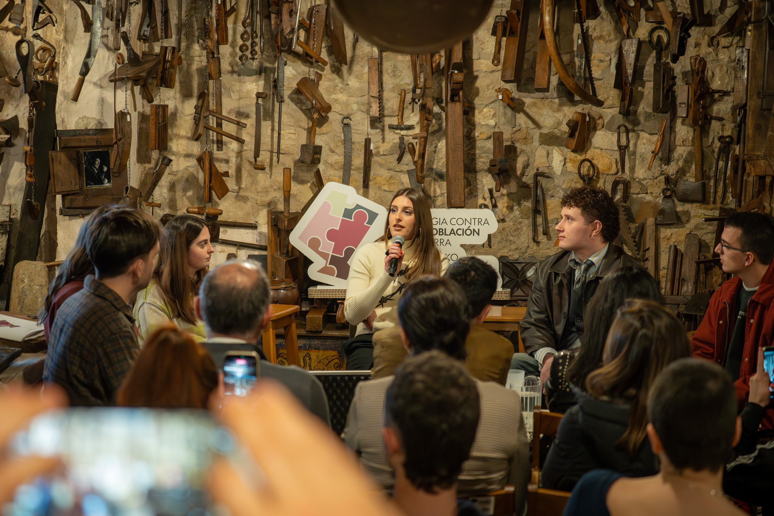 “La juventud, motor para construir el presente y el futuro del medio rural”.