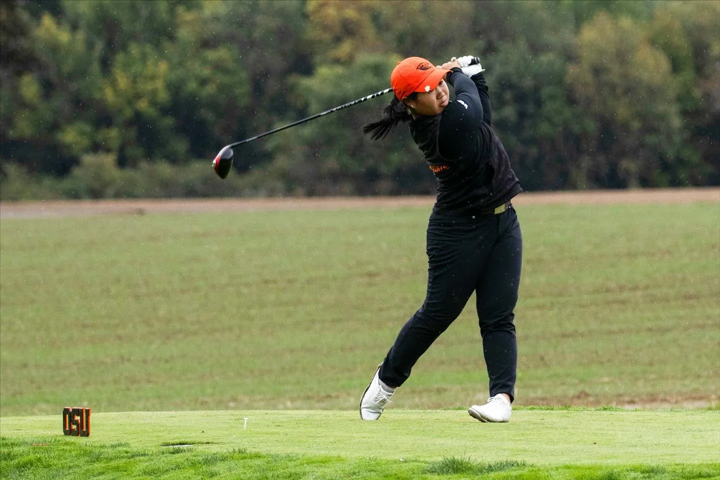 OSU sr. Kyra Ly and her fans🦫 

&mdash;&mdash;&mdash;

@thedailybaro 
@beaverwgolf 

#oregonstate #oregonstategolf #sportsphotography
