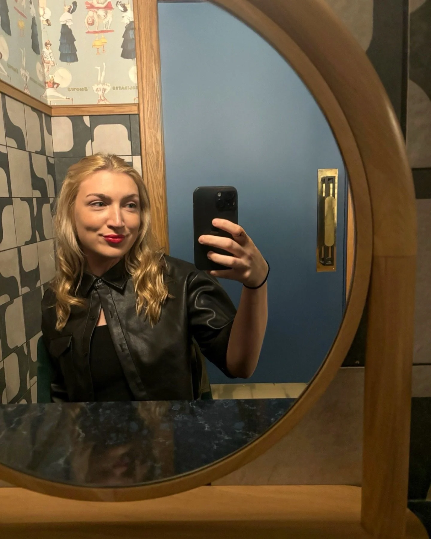 I like to take pictures in rooms that are designed nicely. 🤳