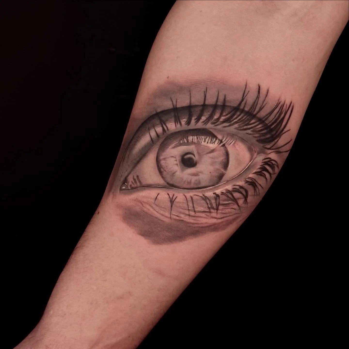 A true eye-catcher ✨ – literally.
This black & grey realistic eye tattoo captures detail, emotion, and precision in one striking piece. Looking for custom ink that tells your story? We’ve got you covered. 😌
Book your session now at