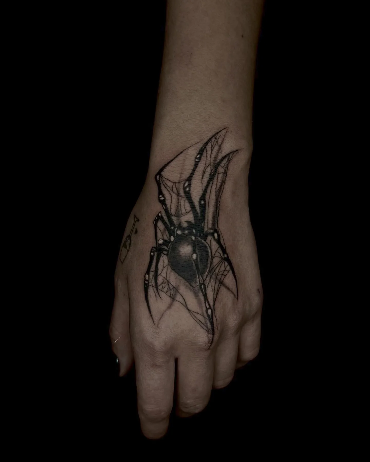Bold, detailed, and crawling with style 🕷️ Hand tattoos make a statement, and this spider is no exception. Ready to bring your next idea to life? Let’s create something unforgettable. #ObsidianInkTattoo #SpiderTattoo #HandArt #BoxtelInk #explo