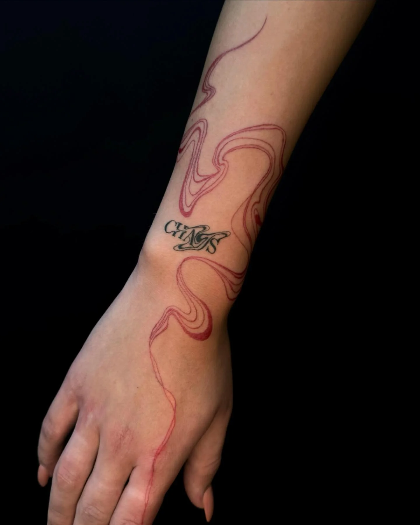 Creating intricate swirls with delicate red lines – a true work of art! ✨ Thank you to our amazing client for trusting us with your unique tattoo idea. It’s always an honor to bring your vision to life! 🖋️🙌
#ObsidianInkTattoo #RedLinew