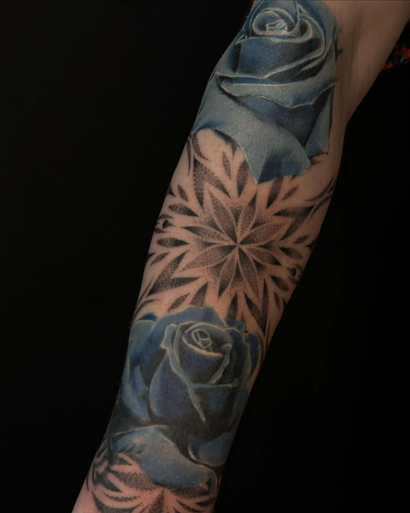 Grateful to have created this beautiful and meaningful piece: blue roses intertwined with a mandala. Thank you to my amazing client for trusting me with your vision. It was a joy to bring this design to life. 🌹💙