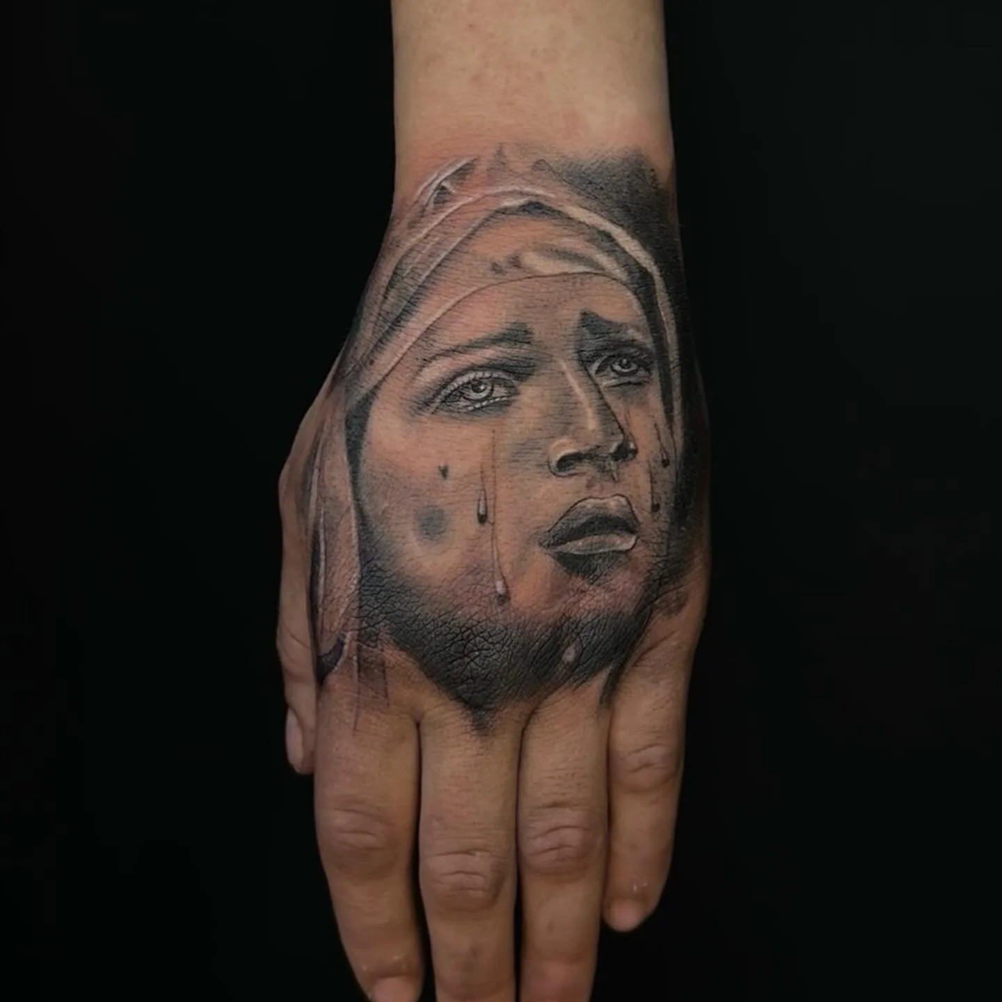 Bringing devotion to life, one detail at a time. A powerful portrait of Maria, beautifully inked on the hand. 🖤 #ObsidianInkBoxtel #TattooArt #explore