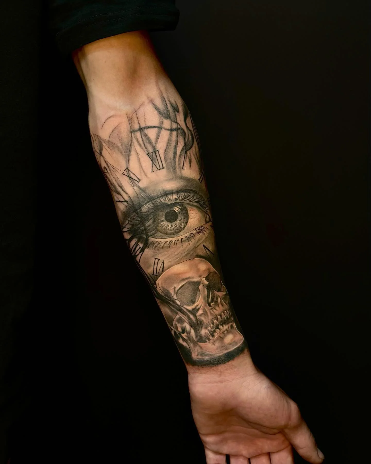 “Timeless art etched into my skin: an eye with clock and skull design. Immense gratitude to my client for enduring the long session to create this captivating half sleeve. 🕰️💀 #TattooArtistry #InkMasterpiece #ObsidianInkBoxtel #TattooArt #exp