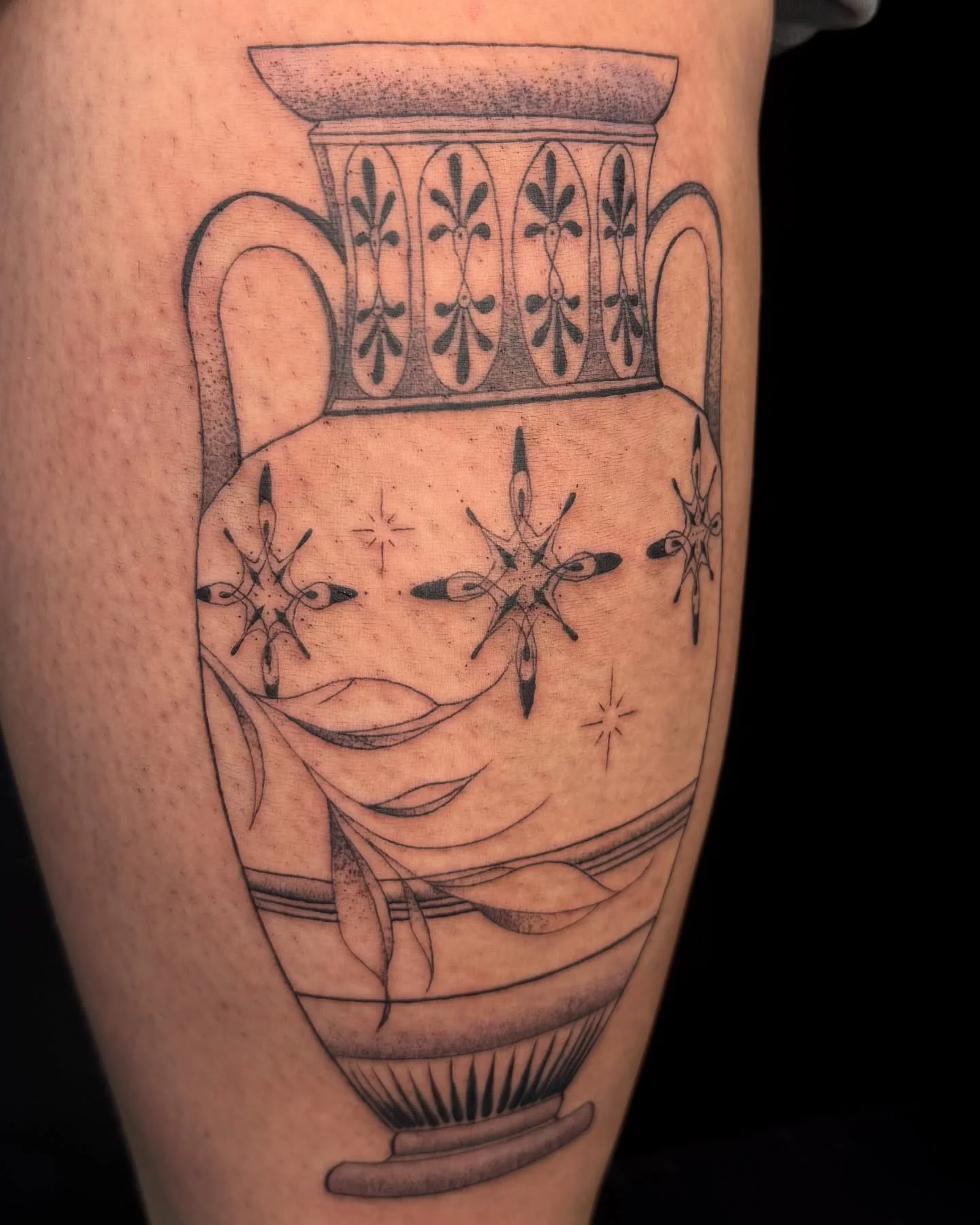 Greek vase with a touch of ornament 🏺🫶❤️@elizimo #tattoodesigns #tattooideas #finelinetattooing #finelinetattoo #tattooartist #inkplaza #inkskin