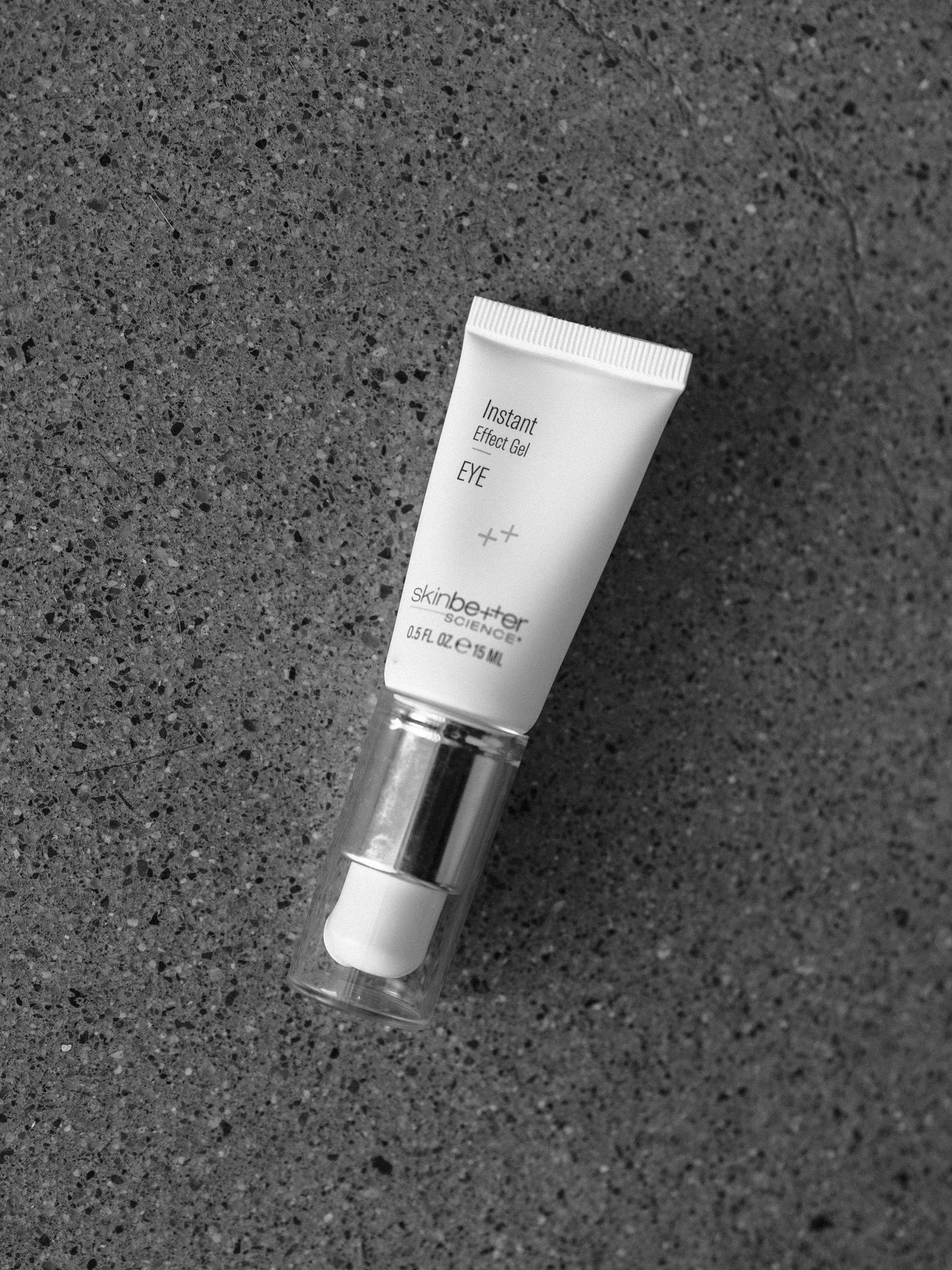 Meet your morning pick-me-up ☕ Packed with green coffee, algae, and hyaluronic acid ✨ 

☕ Green Coffee Extract &mdash; Caffeine energizes tired eyes + defends against free-radical damage
🌿 Algae + Botanical Complex &mdash; Helps visibly depuff + smo