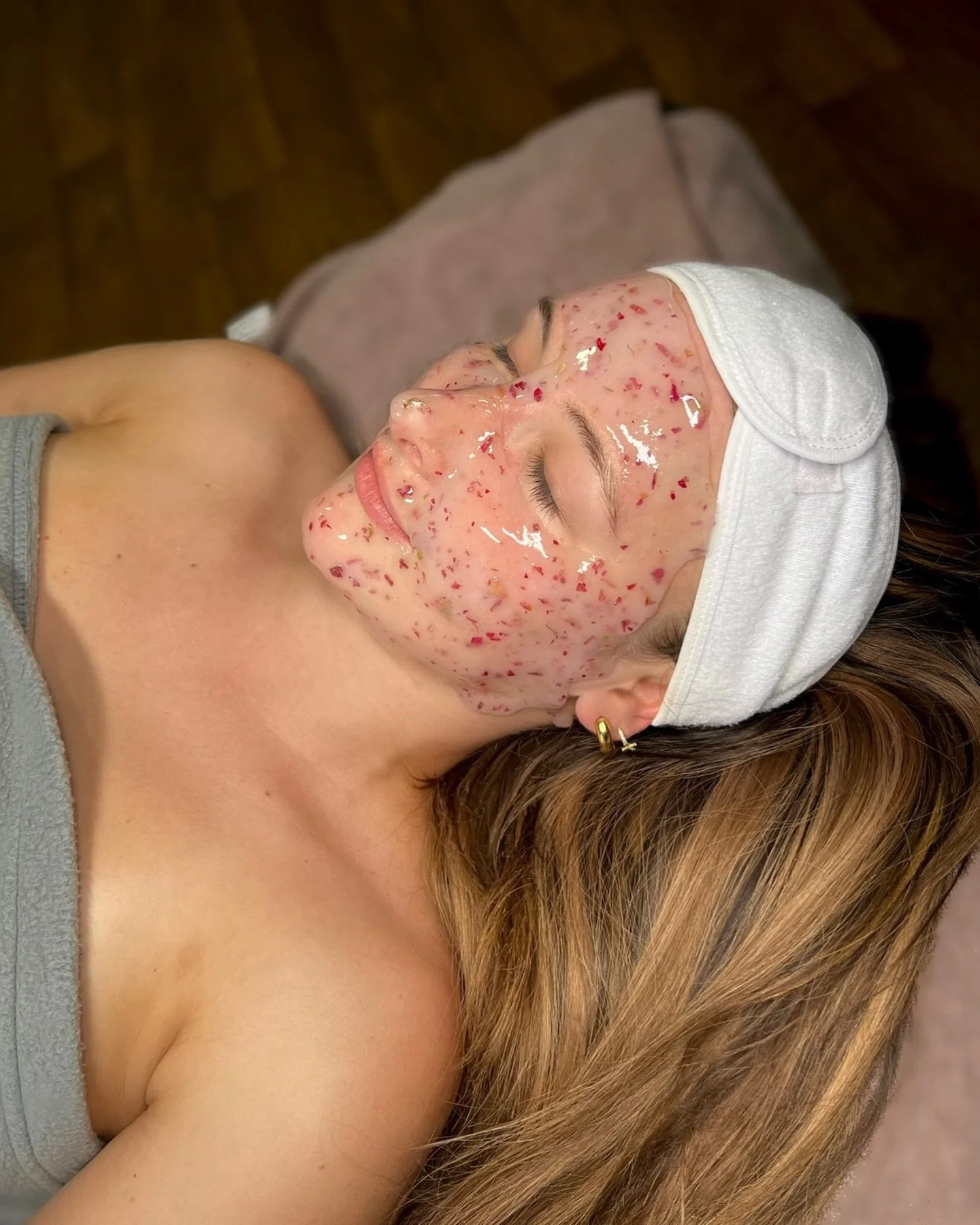 Roses are red, violets are blue..this jelly mask facial is the glow-up you deserve too 💕✨ 

Just in time for Valentine&rsquo;s Day. Hydrated, plump, and date-night ready. Link in my bio to book your appointment 🛍️

#katierileyskincare #scottsdalesk
