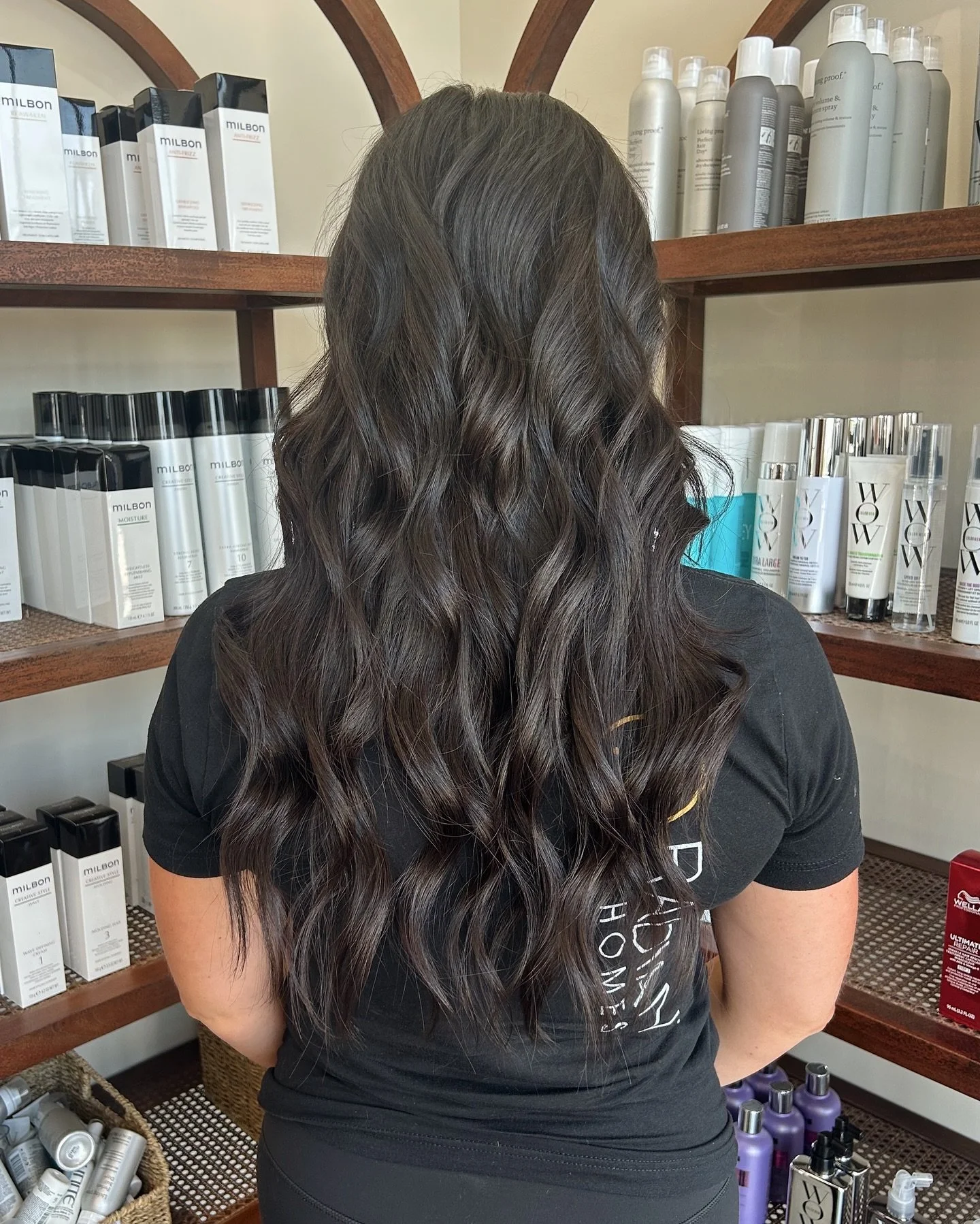 This transformation only took one @easihairpro tape row! Such an easy + gorgeous way to achieve added volume + length 🖤✨ // color + tape in extensions by Anna