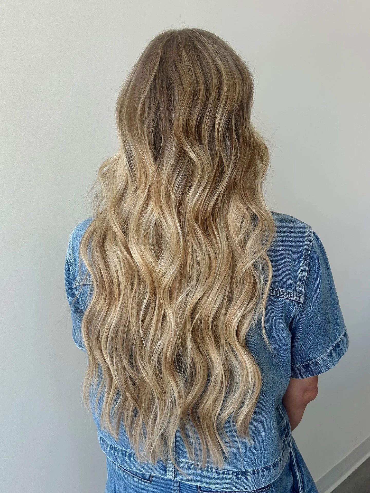 Maybe she&rsquo;s born with it, maybe it&rsquo;s perfectly placed hand-tied extensions 🤭 // dimensional color + extensions by Anna