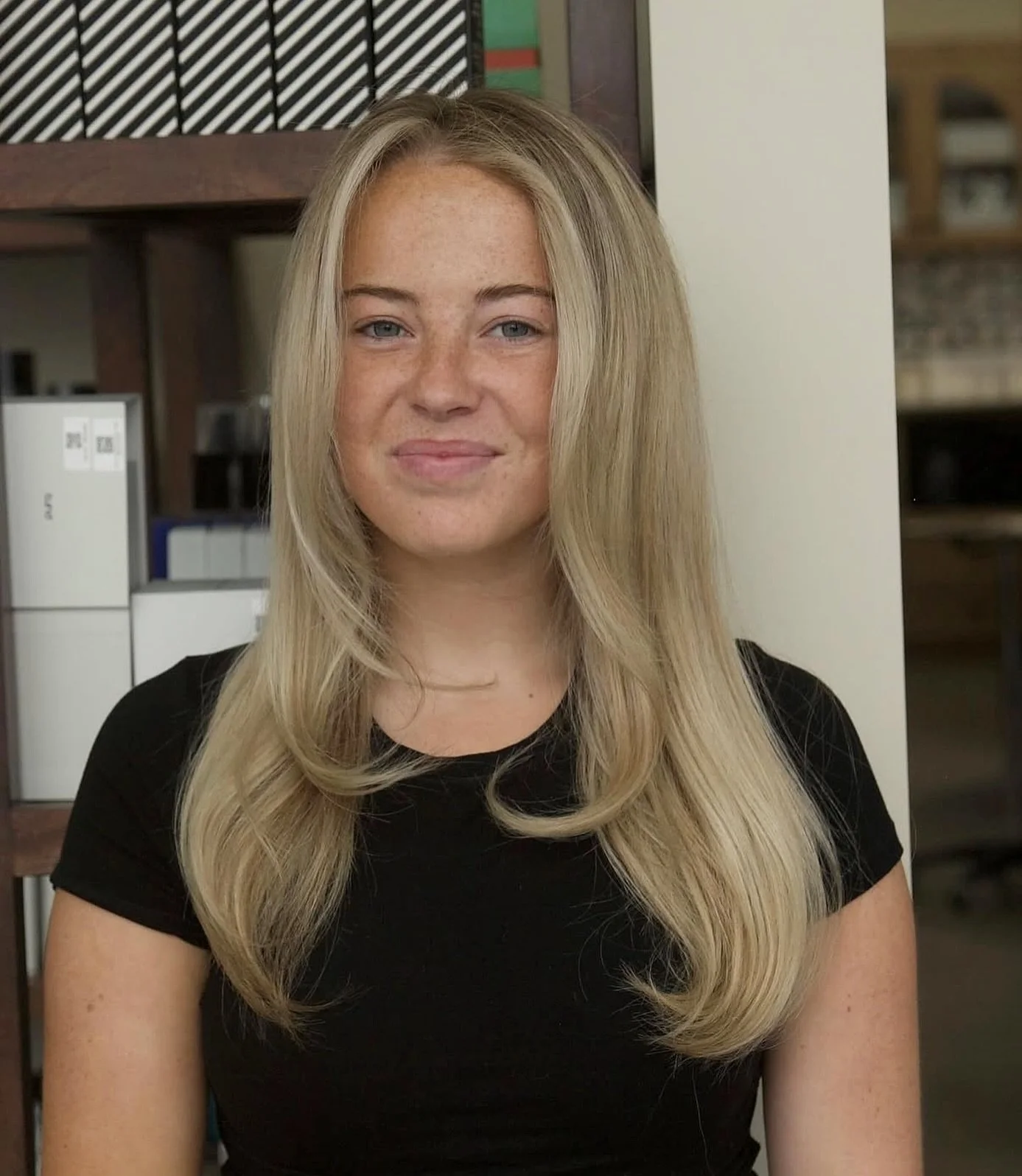 We love a soft, warm blonde 🌞 // dimensional color + cut by @hairbyellaf.adae