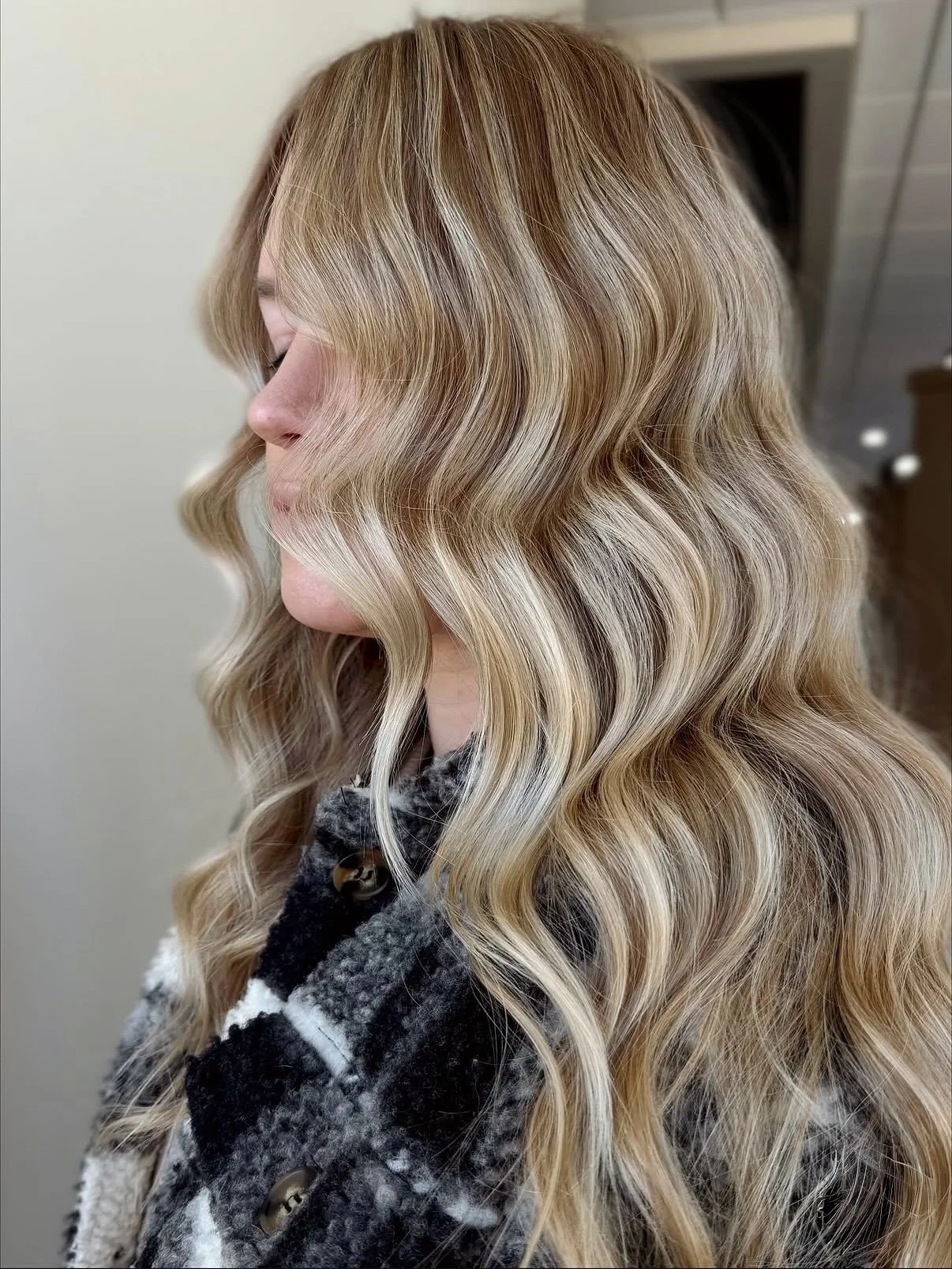 Low maintenance blonde 👱🏼&zwj;♀️ Be honest with your stylist about how often you plan to visit the salon, + they can help create a plan for a beautiful grow out! // dimensional color + cut by @colorbykait.adae