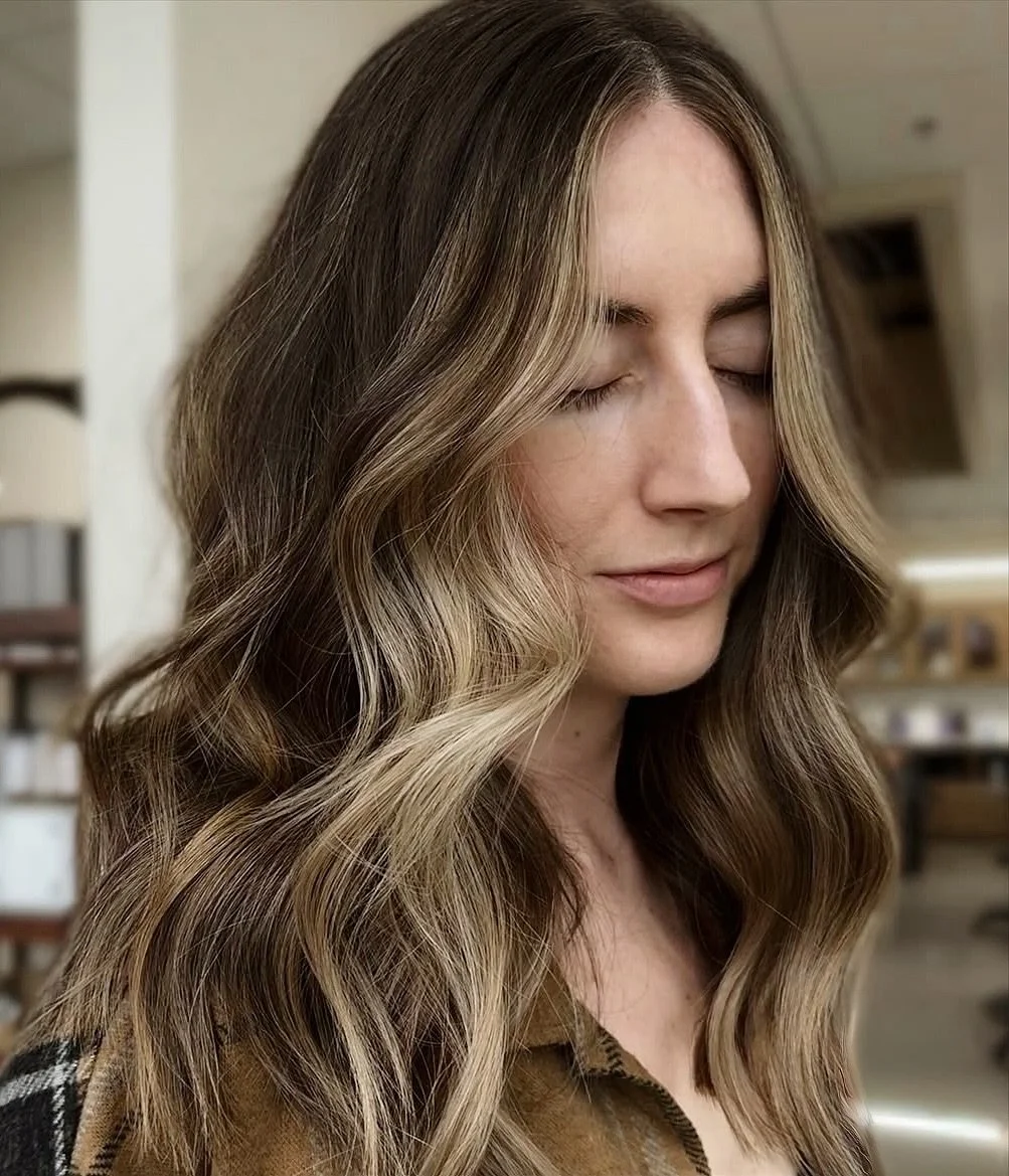 Ladies &mdash; if you&rsquo;re using salon-quality, color-safe products and going a few days between washes, you&rsquo;re already doing your color a huge favor! 🖤✨

This client maintained her color beautifully and only needed a lowlight + tone to re