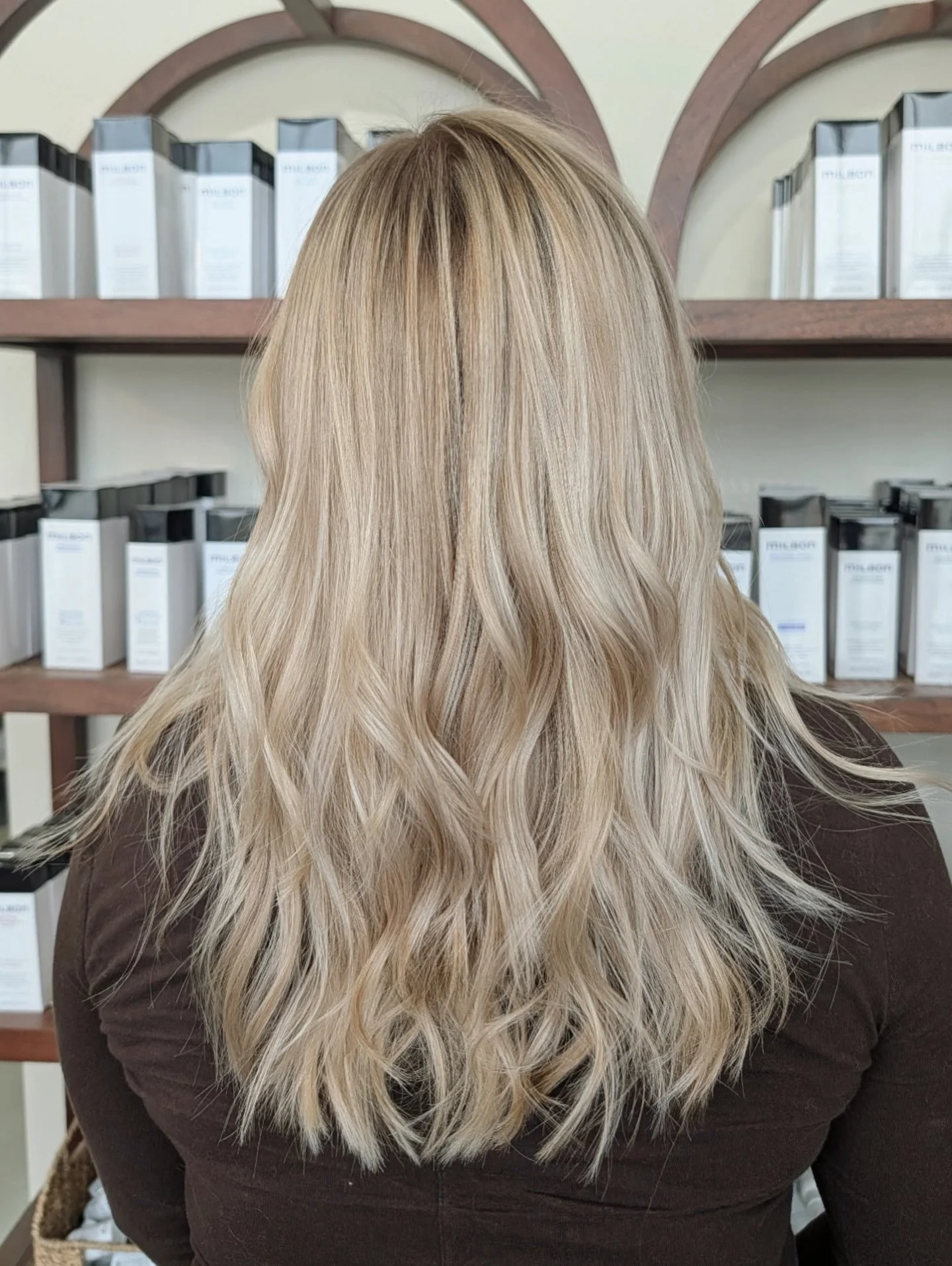 Winter won&rsquo;t stop us from loving a sun-kissed blonde 🤭✨ // dimensional color + cut by @katiehegseth