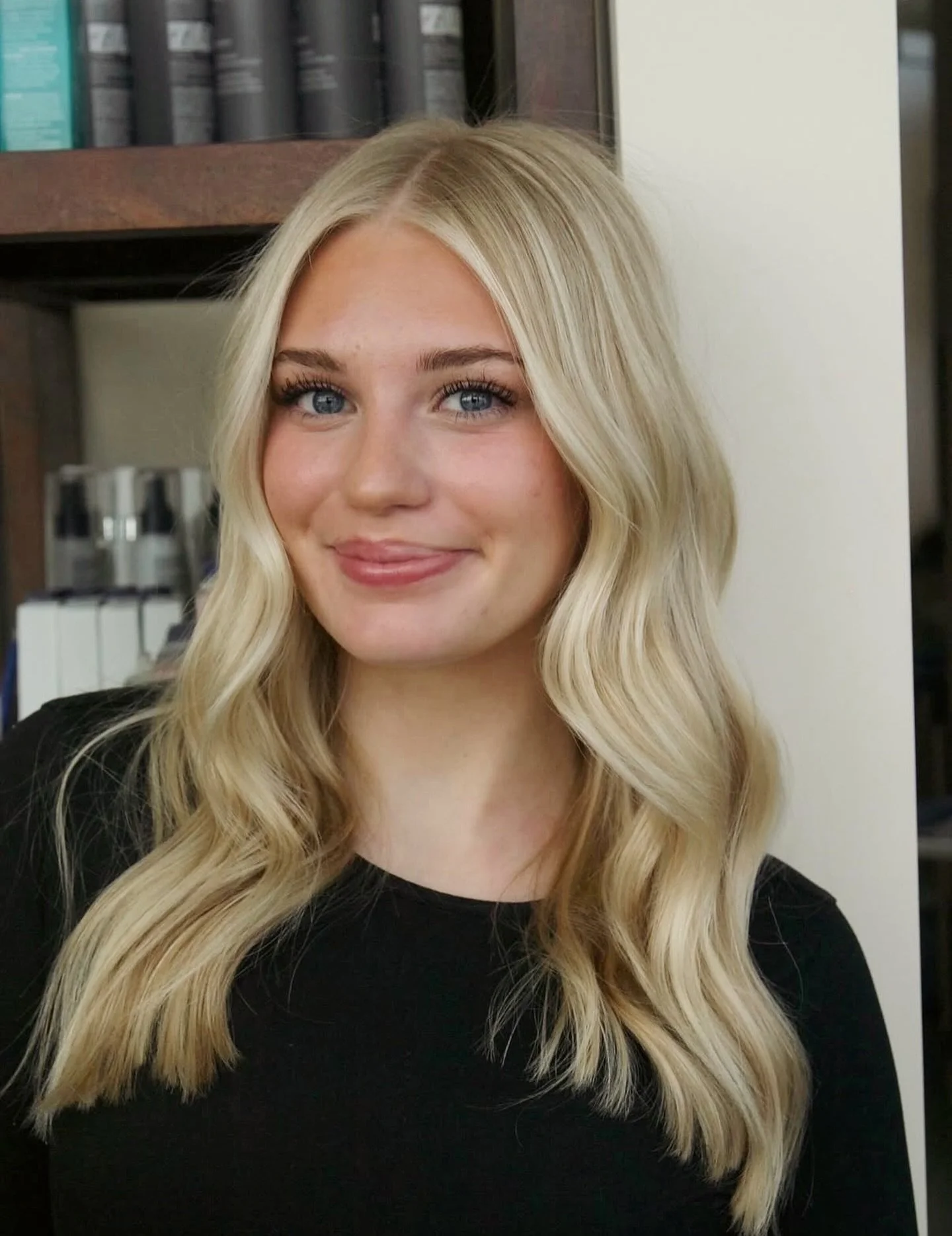 Fresh blonde to start off the new year >> // dimensional color + cut by @hairbyellaf.adae