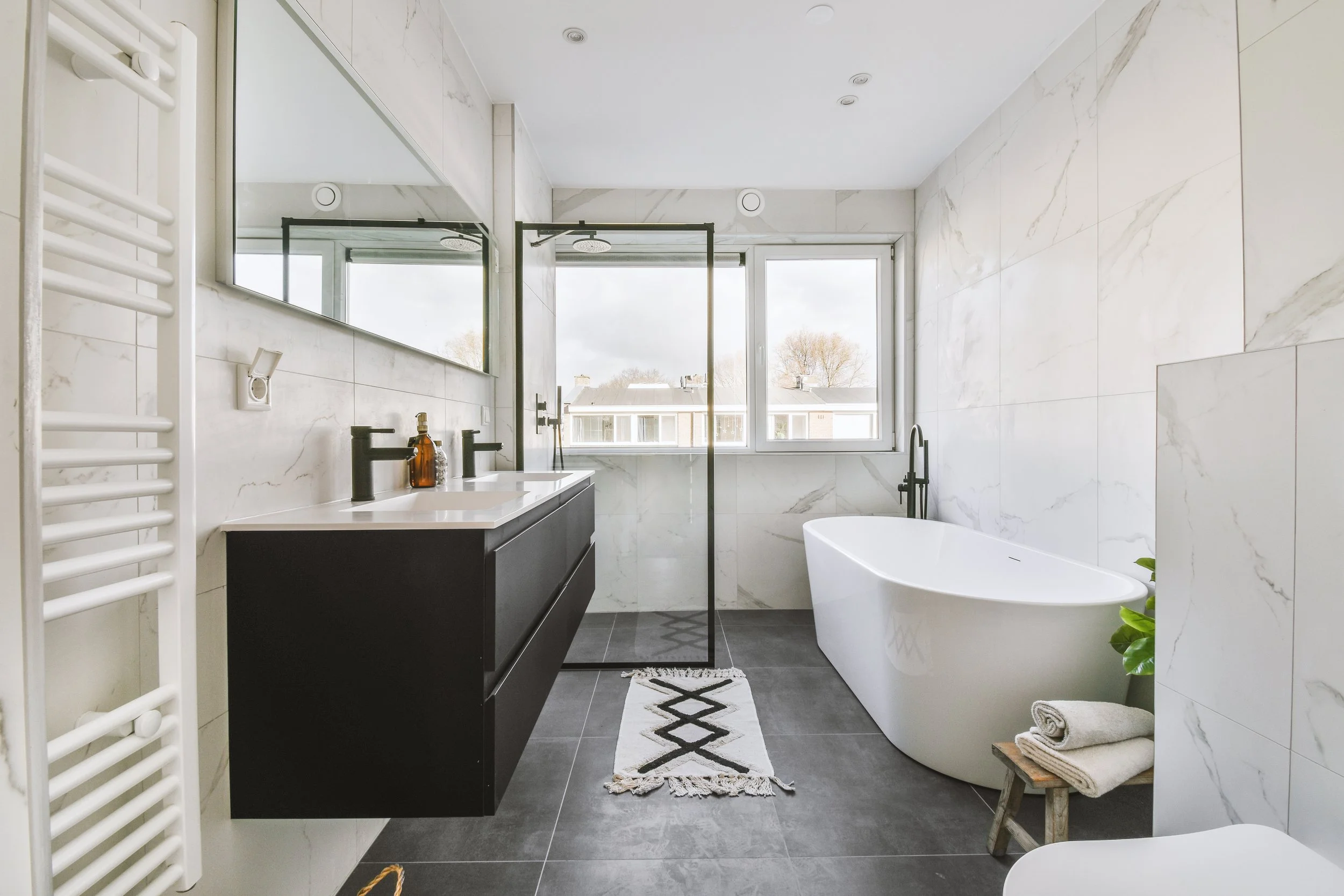 modern-bathroom-with-bathtub-shower-next-to-the-w-2025-02-10-09-55-45-utc.jpg