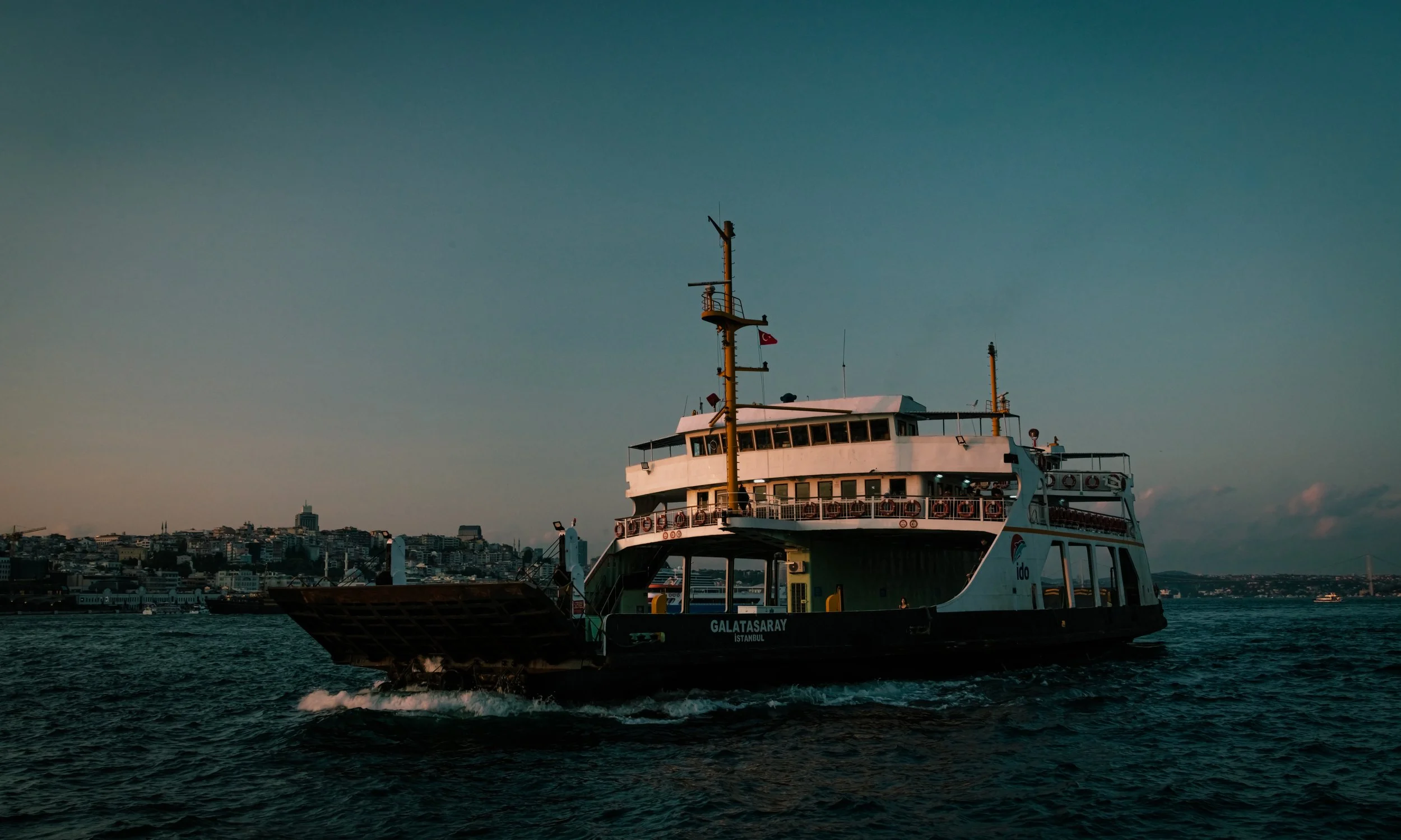 Social_Média_Version_Navigating_on_the_Bosphorus_2_MLP6653.jpg