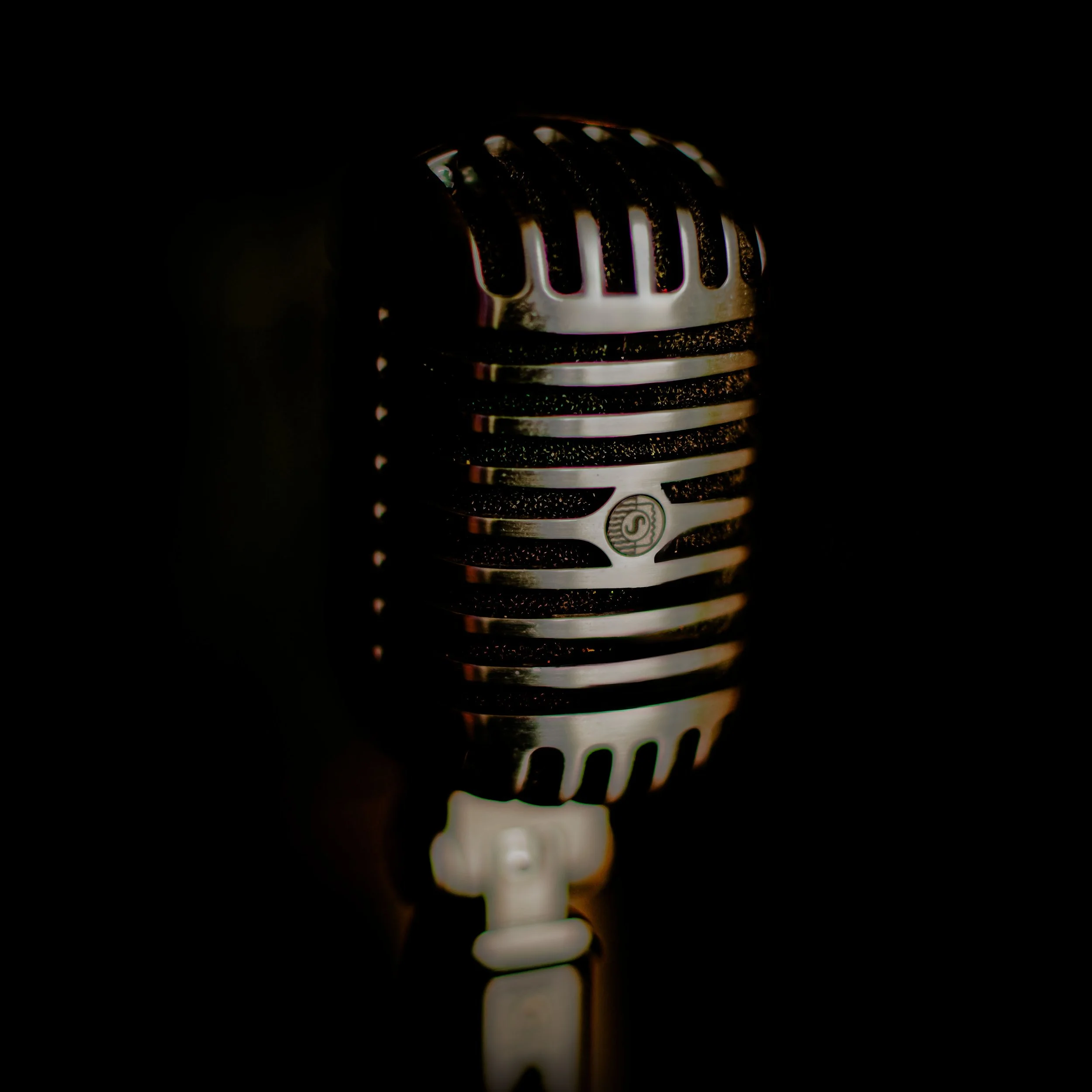 Old_fashioned_microphone_2_MLP9265 copie.jpg