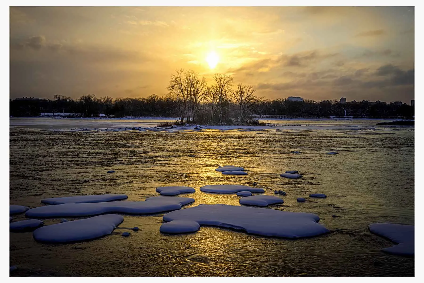 Sunrise_Over_Ottawa_River_B0002240_6_x_4_framed.jpg